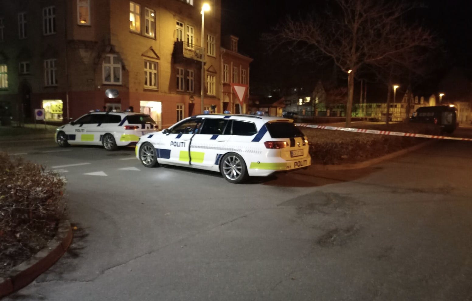 Sådan så det ud på gerningsstedet, hvor også en anden blev såret, men ikke så alvorligt som det første offer.