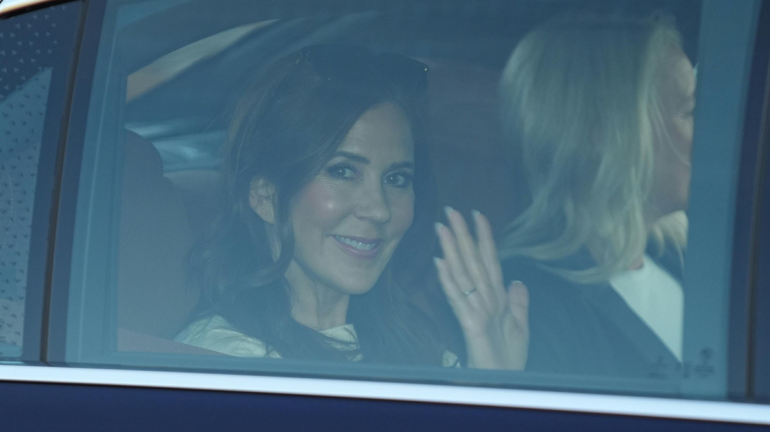 Mary siger på gensyn – både til Norge og til sin mand.