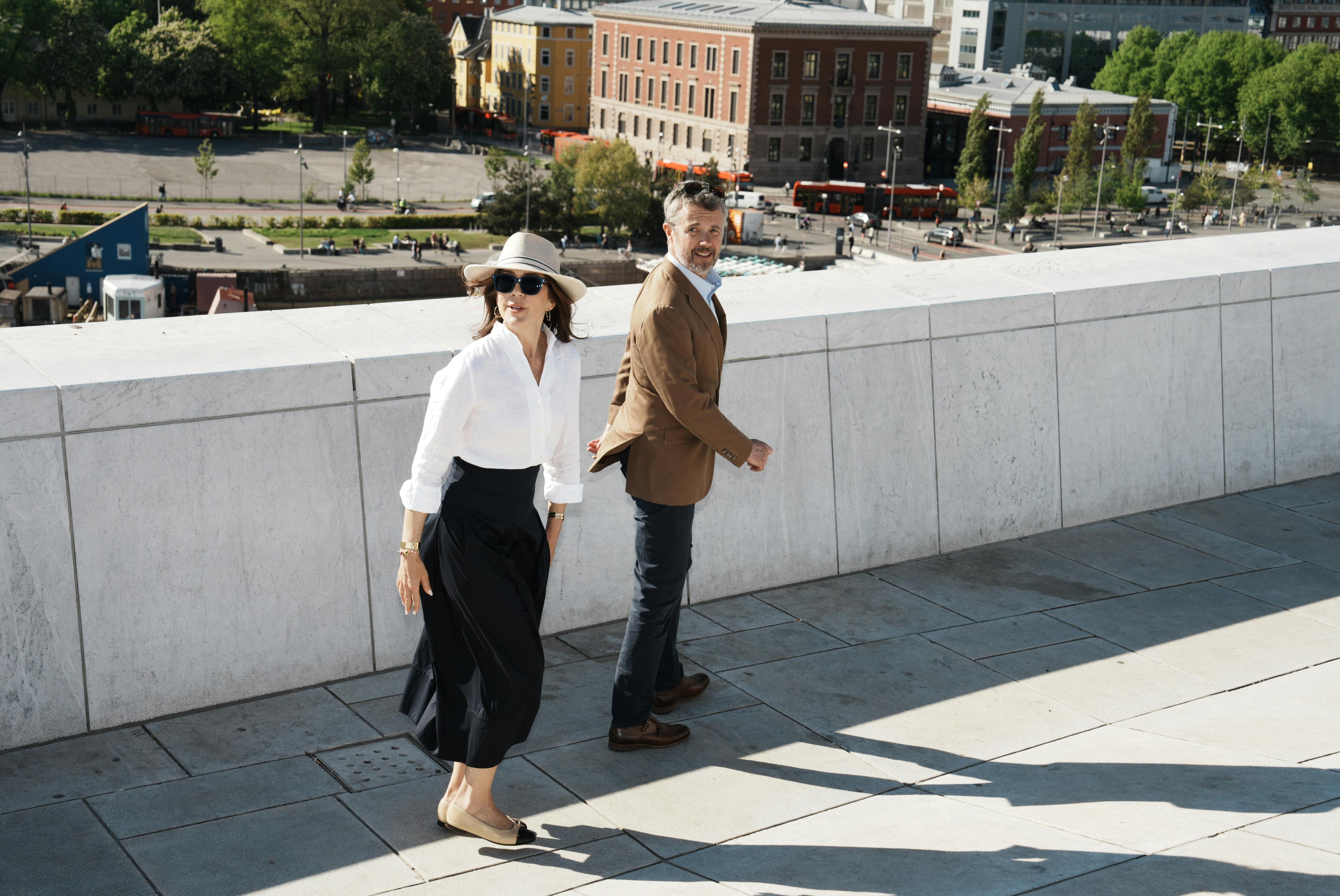 Der var sus i Marys skørt, da hun stod på toppen af Operahuset i Oslo. 