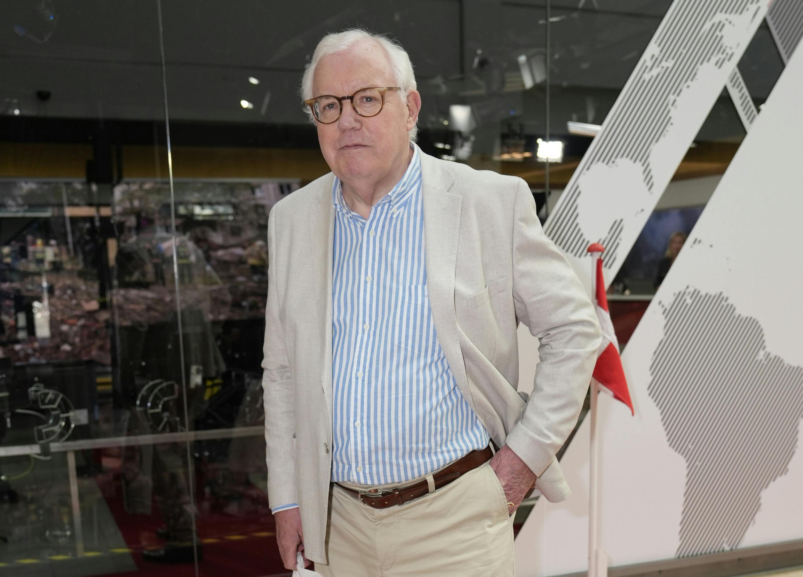 Hans Engell står knivskarpt i sit sommerdress til Ulla Terkelsens fødselsdagsreception.