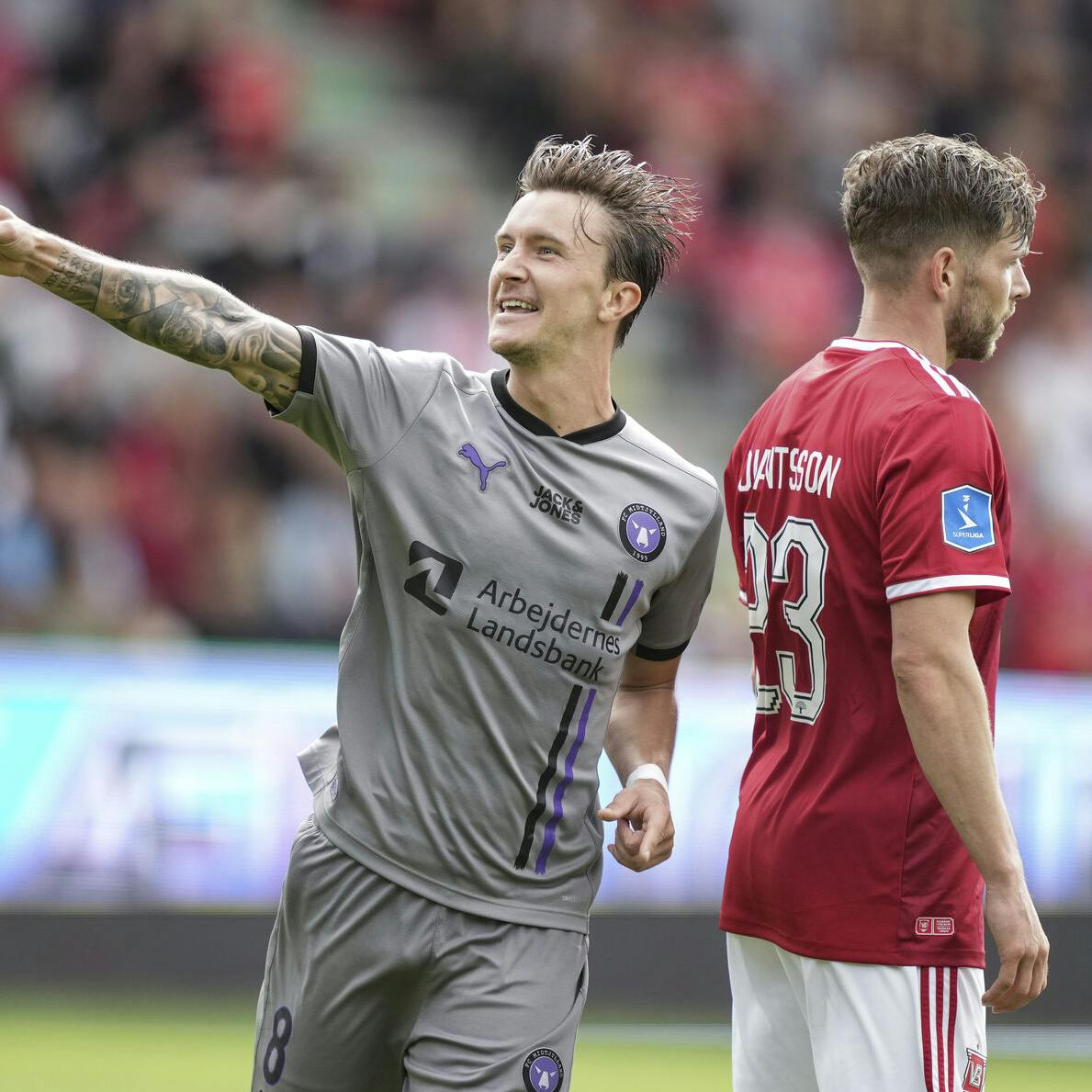 Kristoffer Olsson er i bedring, efter han for knap tre måneder siden, faldt om i sit hjem efter en akut opstået sygdom i hjernen. Det er stadig uvidst, om han vender tilbage på fodboldbanen, men det kommer også i anden række fortæller Claus Steinlein.