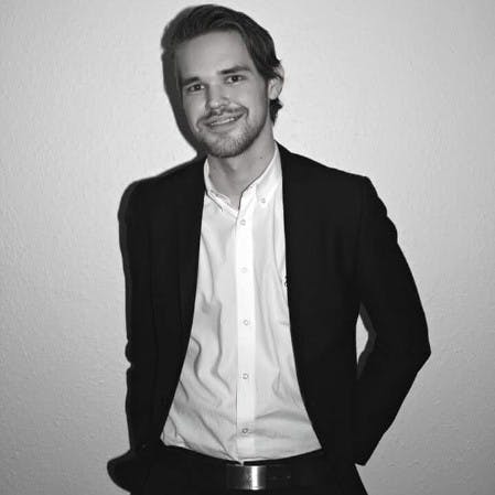 33-årige Philip Patrick Westh er blandt andet tiltalt for at have slået Emilie Meng ihjel. Han har indrømmet langvarig frihedsberøvelse af en 13-årig pige i Kirkerup sidste år, hvorfor SE og HØR nu offentliggør hans identitet.