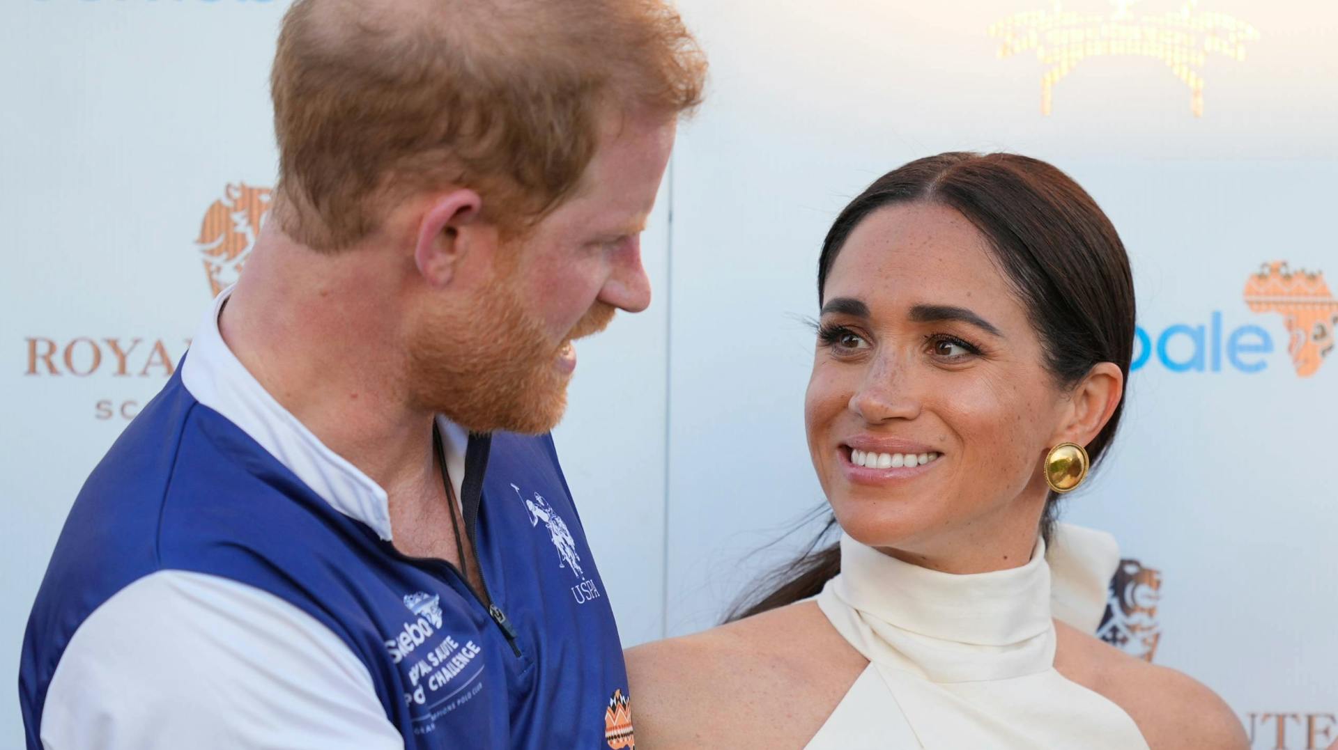 Meghan Markle og prins Harry er stadig smaskforelskede.