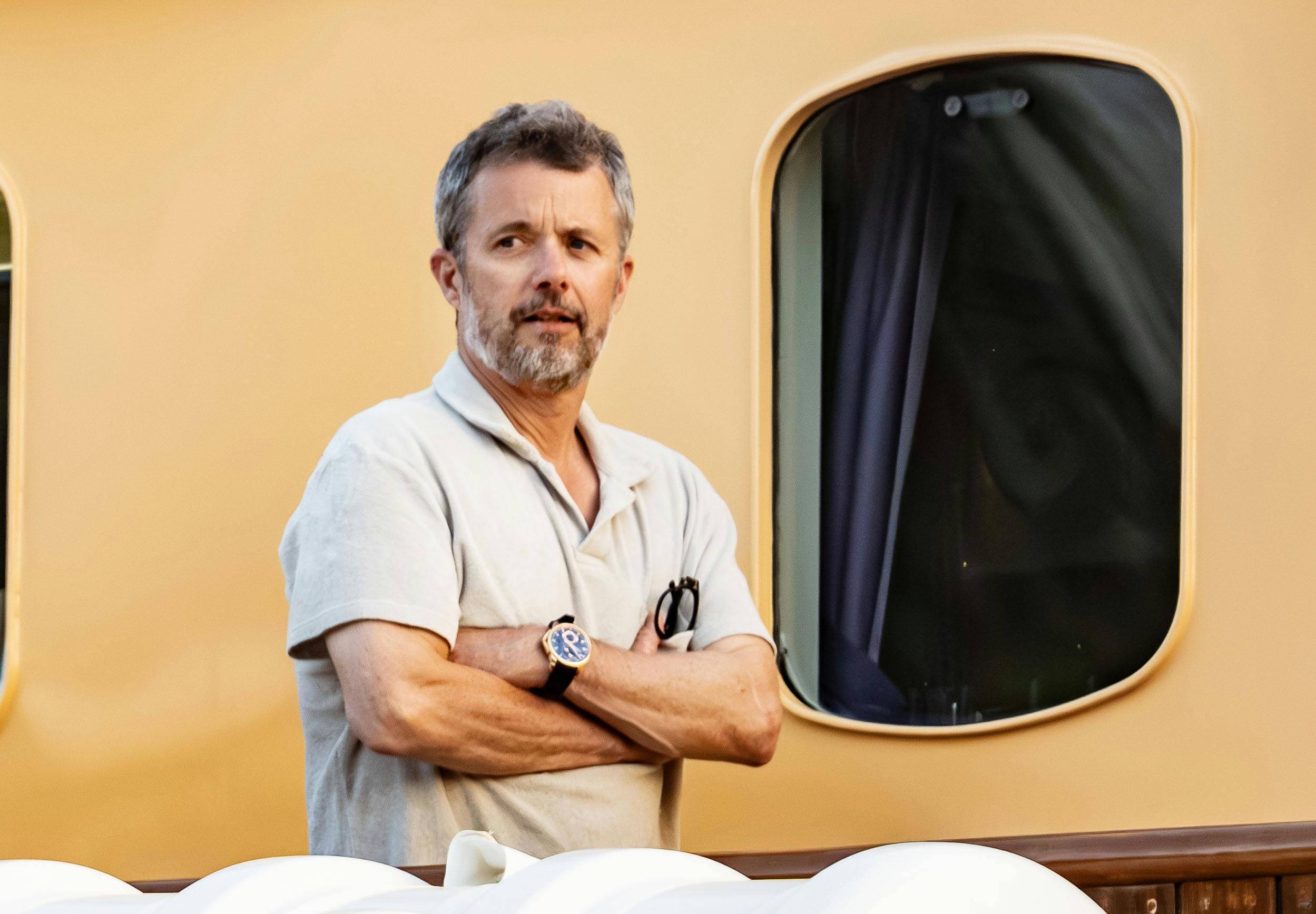 OPGAVE: Kongeparret afholder reception på Dannebrog. KOng Frederik på Dannebrog under udsejlingenSTED: Kongeskibet Dannebrog, OsloJOURNALIST: Marianne Singer og Ulrik UlriksenFOTOGRAF: © Hanne Juul/ Aller Foto & VideoDATO: 20240515