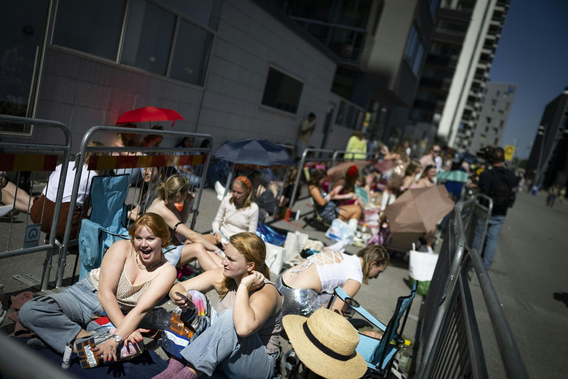 Swifties i kø til den første ud af tre koncerter i Stockholm, Sverige.