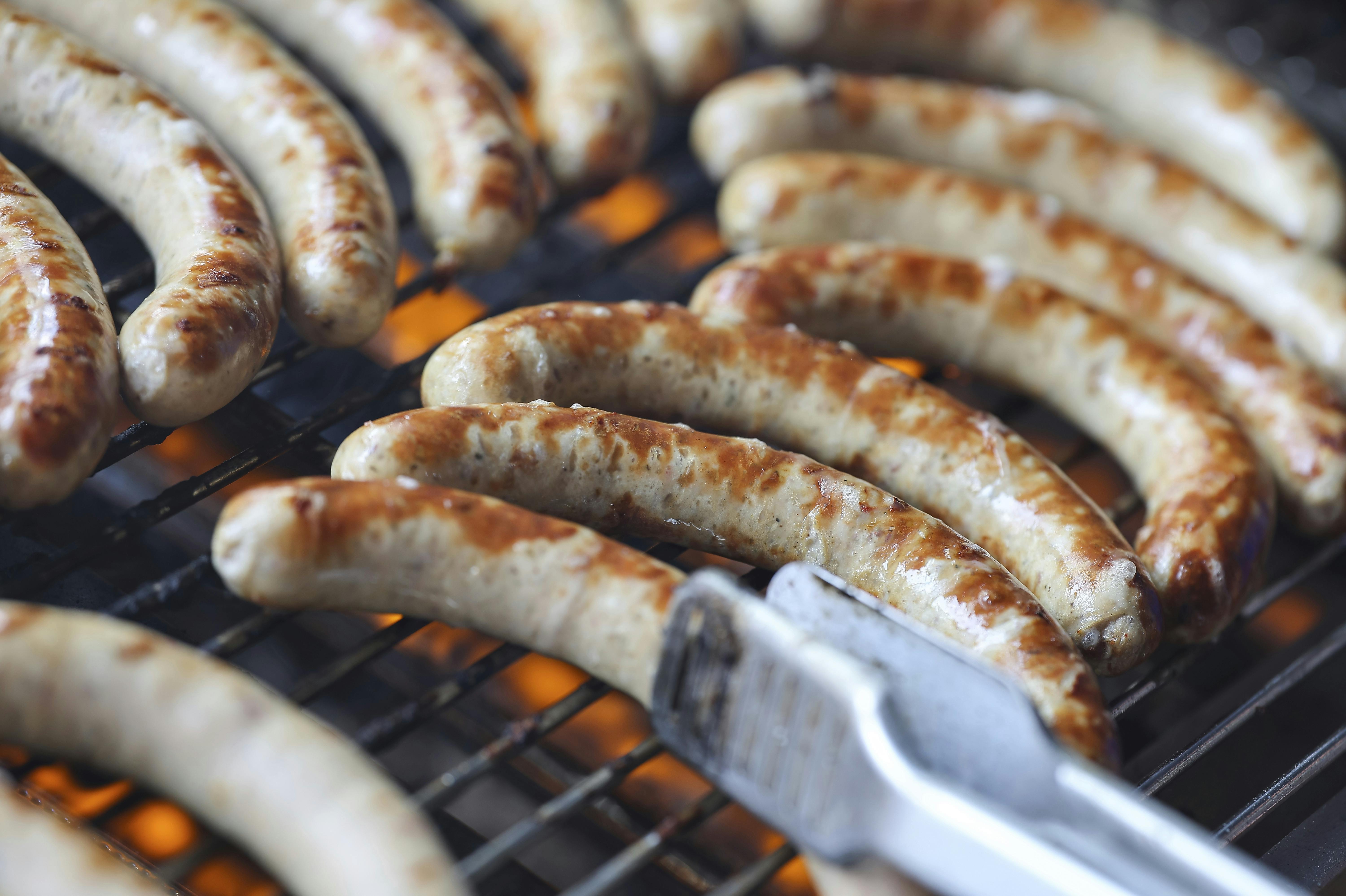 12 May 2024, Bavaria, Pegnitz: Grilled sausages on the grill with an open fire. Ten butchers from Franconia compete for the title of Franconian Bratwurst Queen or Franconian Bratwurst King at the Franconian Bratwurst Summit. Photo by: Daniel L'b/picture-alliance/dpa/AP Images