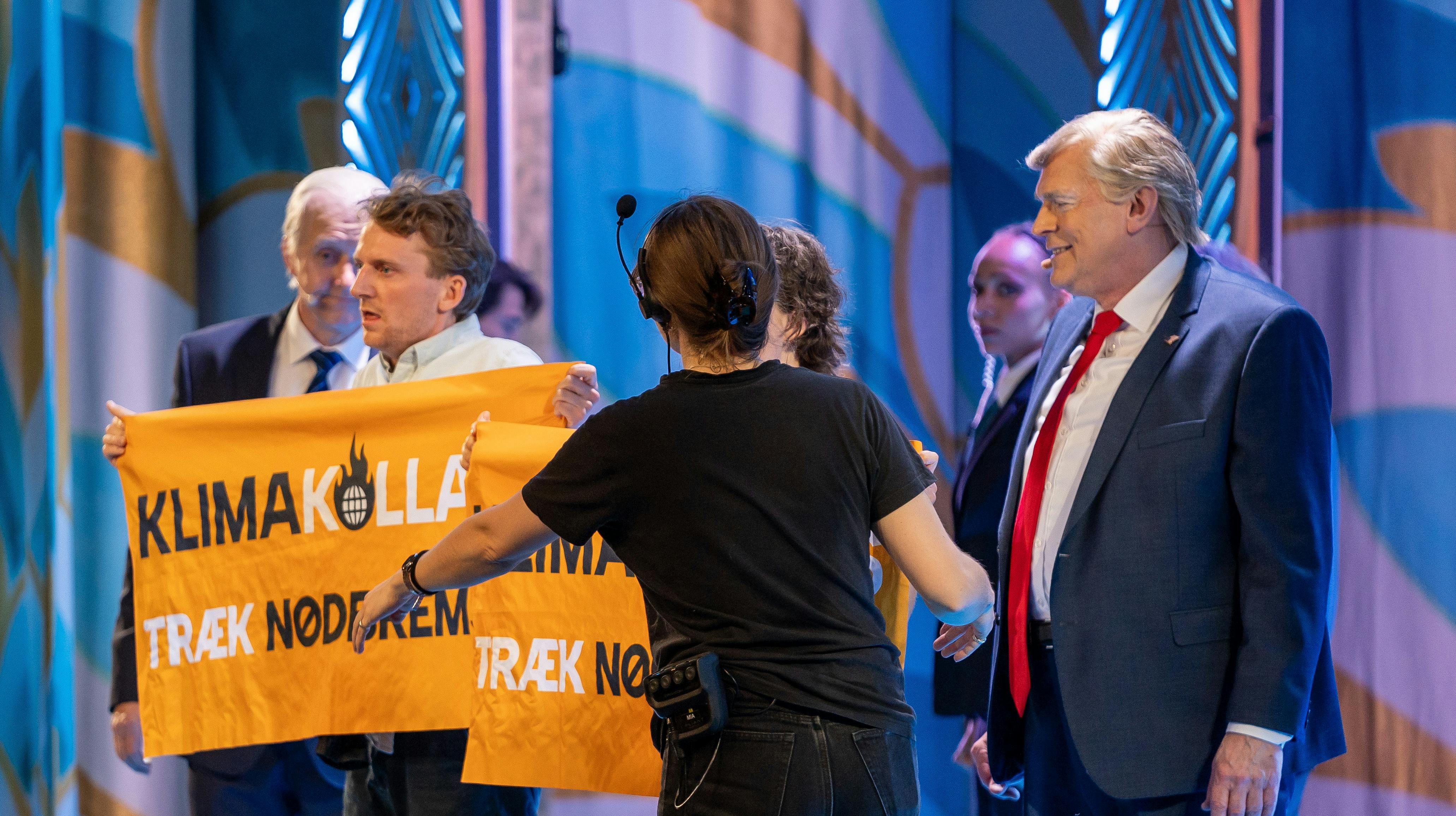 Demonstranter hoppede på scenen og afbrød premieren på Cirkusrevyen torsdag aften.
