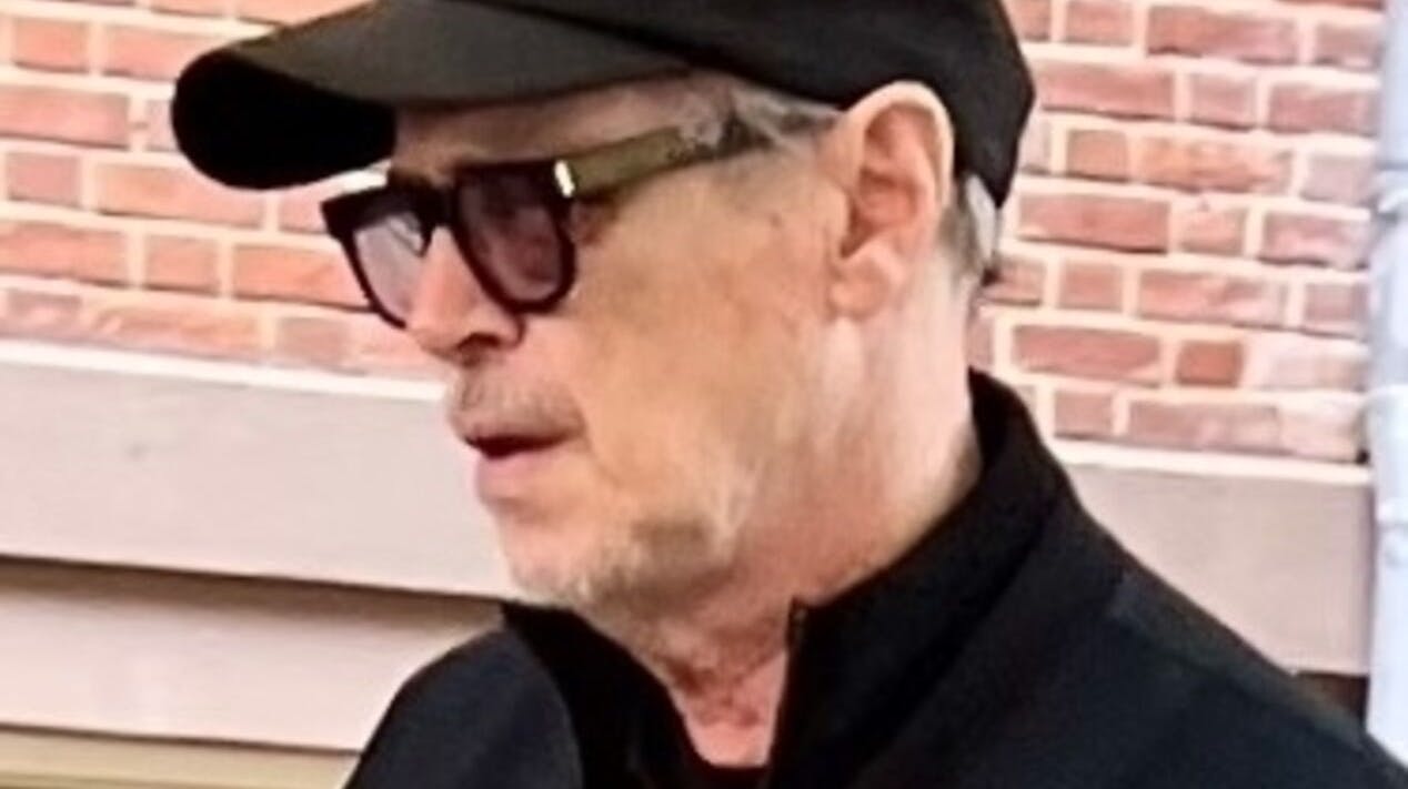 Her ses Steve Buscemi efter overfaldet, hvor solbrillerne dækker det blå øje, han fik i venstre side.