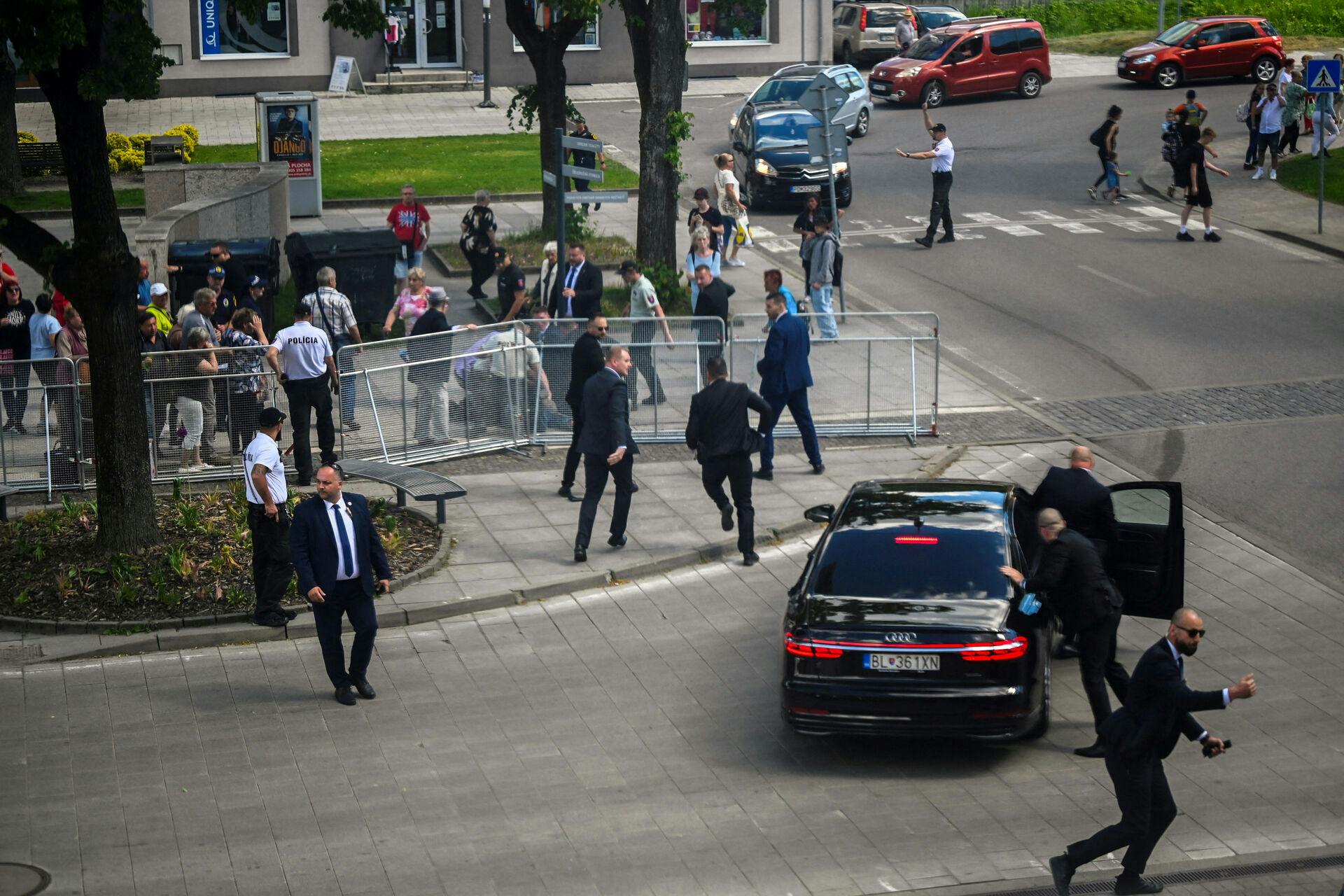 FILE PHOTO: Security officers move Slovakia's Prime Minister Robert Fico into a car after he was shot at close range in an assassination attempt, after a government meeting in Handlova, Slovakia, May 15, 2024. REUTERS/Radovan Stoklasa TPX IMAGES OF THE DAY/File Photo