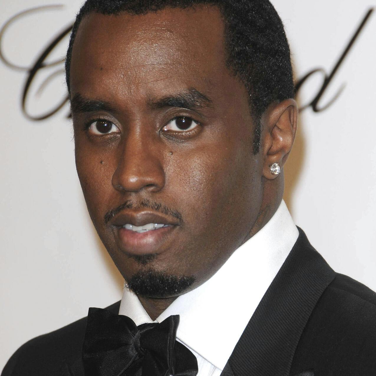 En video, som CNN har offentliggjort, viser angiveligt P. Diddy slå og sparke sin ekskæreste på et hotel.