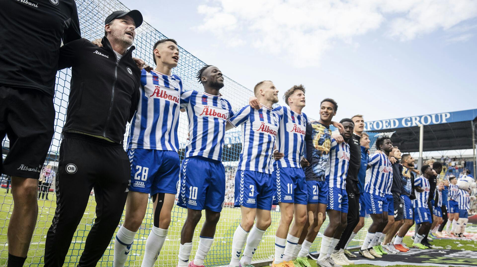 OBs spillere sammen med cheftræner Søren Krogh og assistenttræner Frank Hjortebjerg efter sejr under 3F Superliga-kampen mellem OB og Randers FC på Nature Energy Park i Odense, søndag den 19. maj 2024.. (Foto: Mads Claus Rasmussen/Ritzau Scanpix)