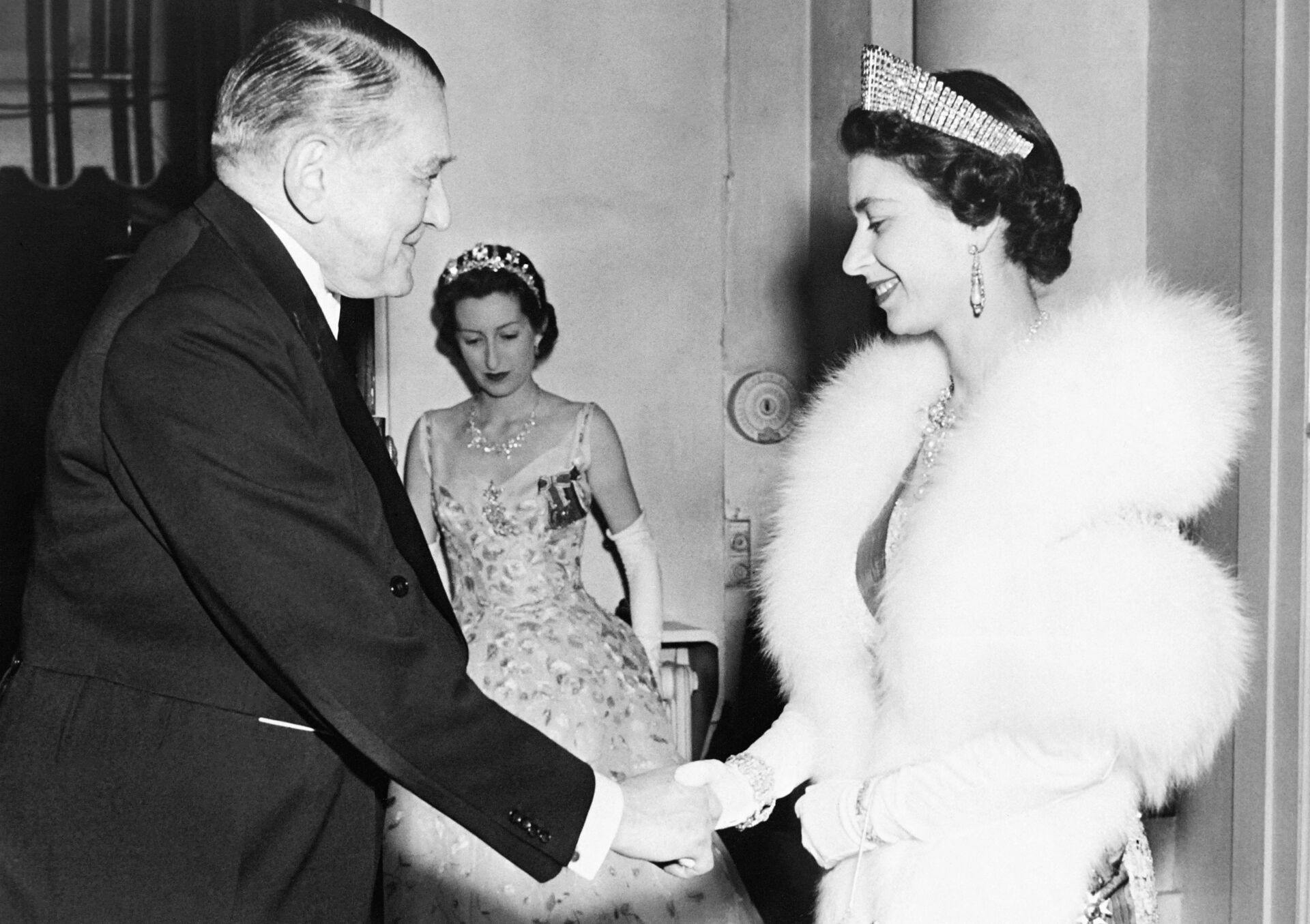 Dronning Elizabeth II gjorde stor brug af pels under sin tid som britisk regent. Her fotograferet i 1957.