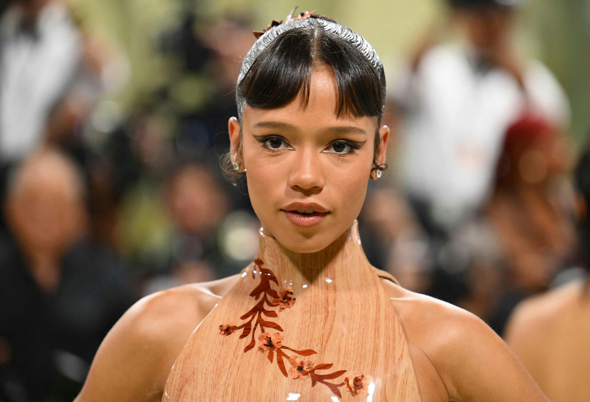 Den canadiske skuespiller Taylor Russell mødte forleden alene op til Met Gala.
