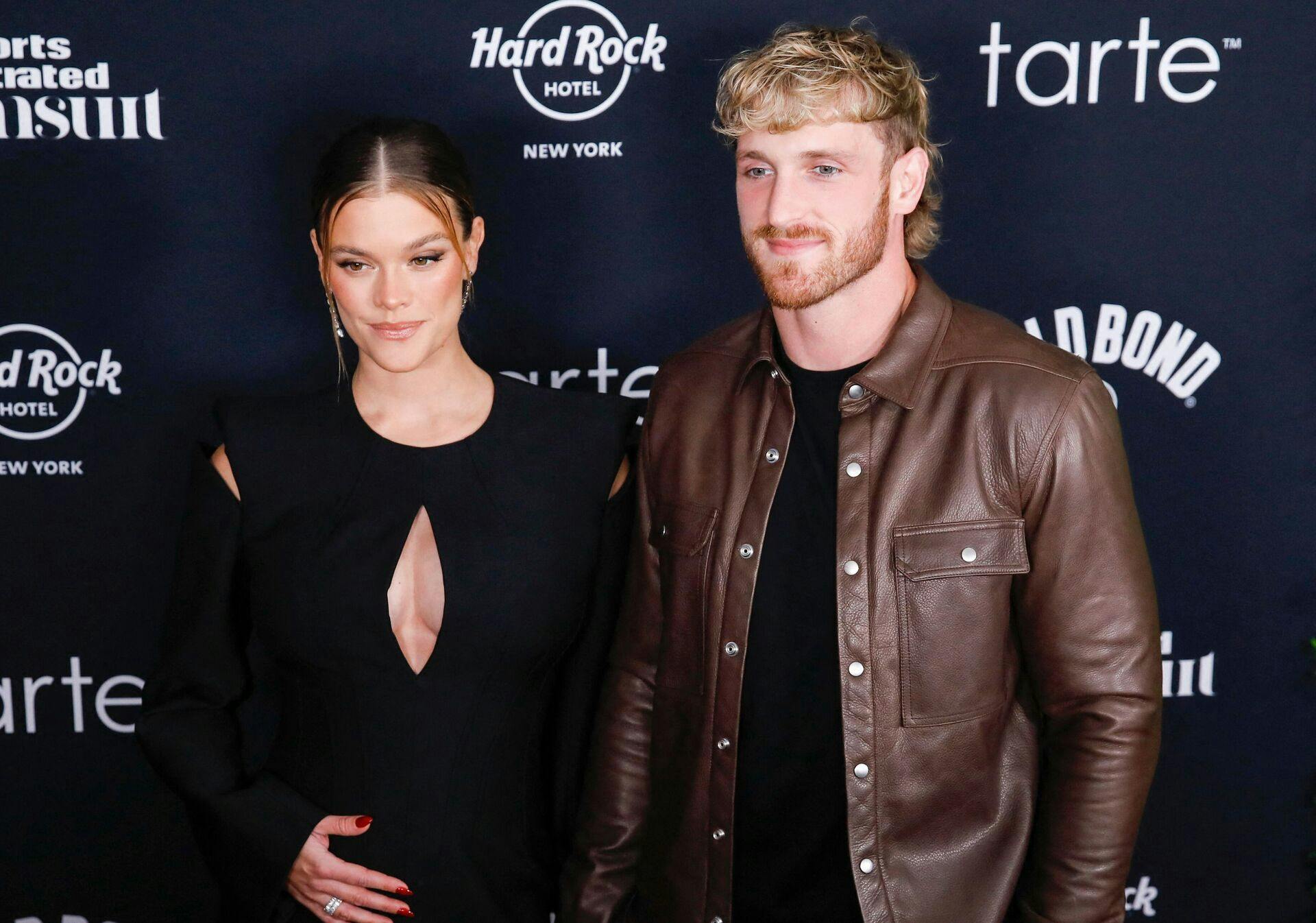 Den danske stjernemodel Nina Agdal venter sit første barn med YouTuberen Logan Paul.