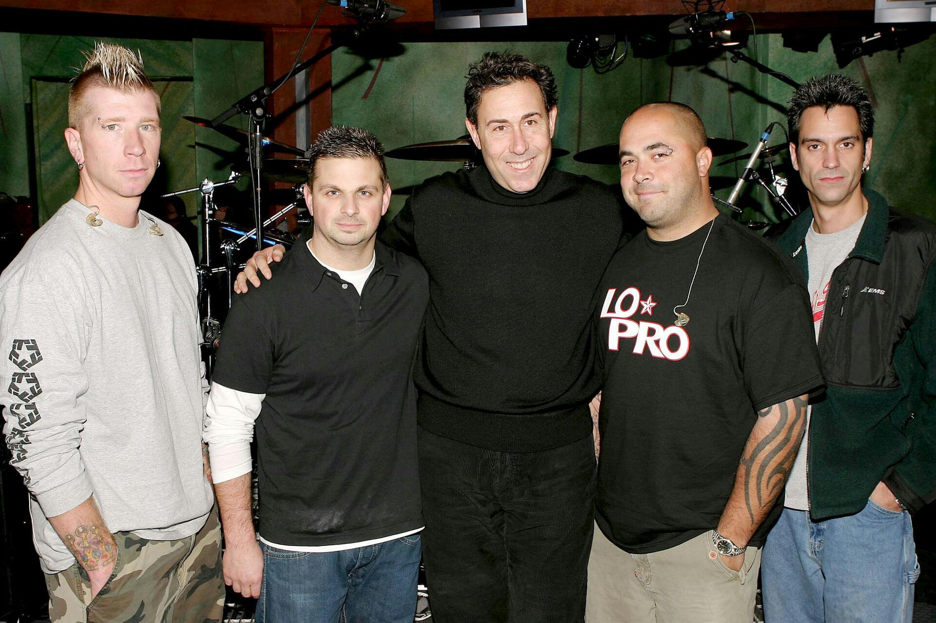 Jon Wysocki (yderst til venstre) sammen med de andre bandmedlemmer i Staind og en tv-vært (i midten), tilbage i 2003.