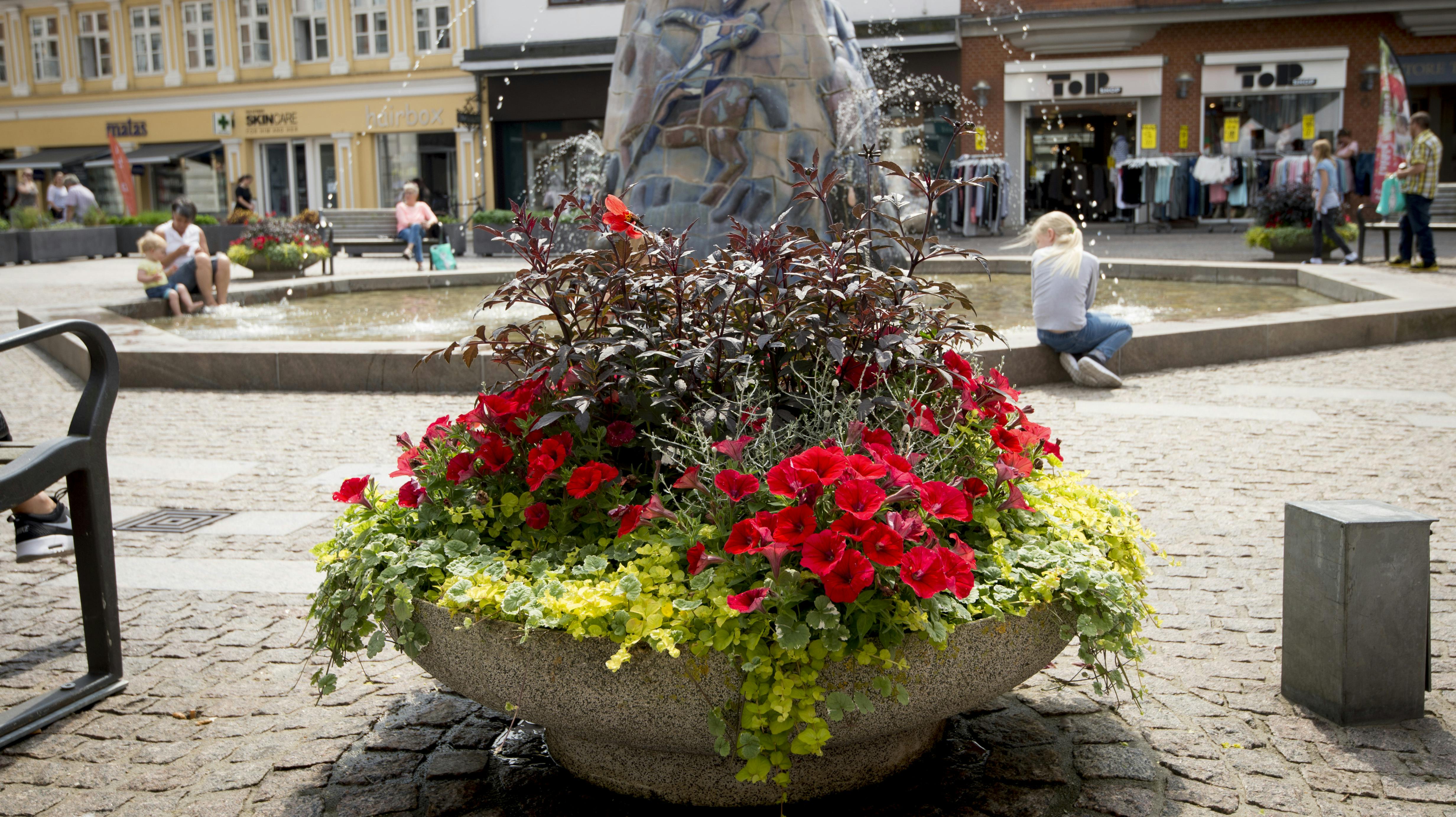 Når det er varmt, ynder byens børn at få en dukkert i springvandet på Store Torv i Holstebro.