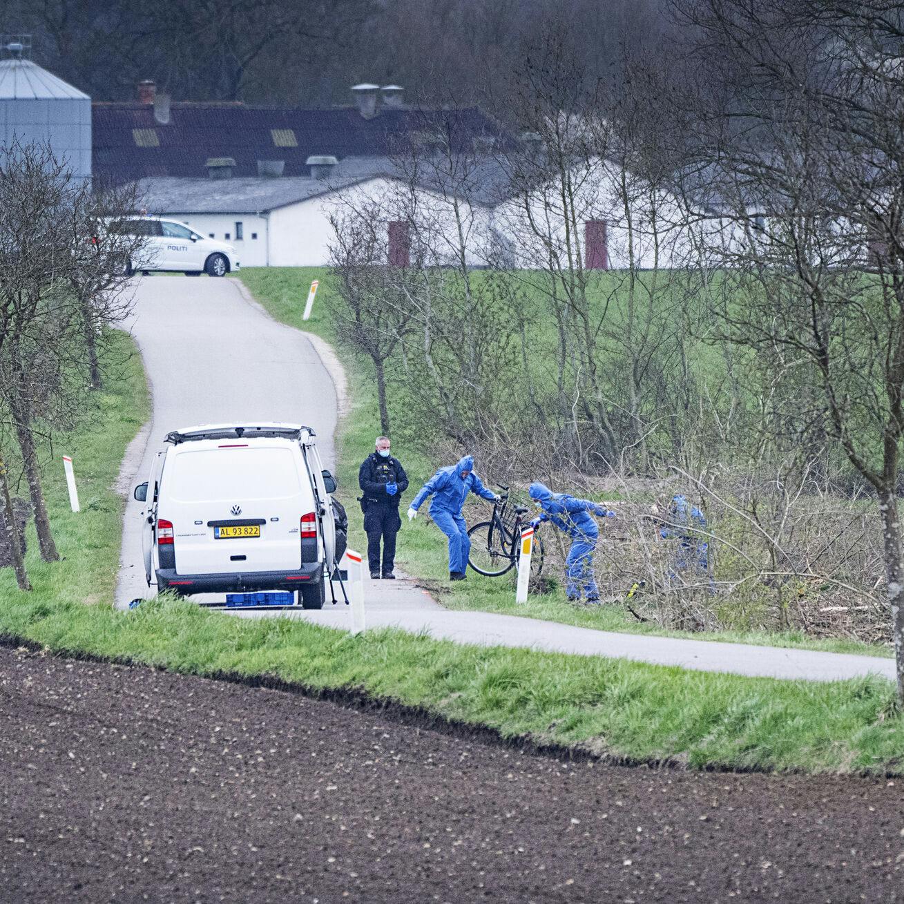 Politiet arbejder ved hus på Fladholtevej i forbindelse med eftersøgningsindsatsen omkring Kirkerup syd for Slagelse søndag den 16. april 2023. Politi og andre leder efter den 13-årige pige, der blev meldt savnet lørdag. Pigen var ude og dele aviser ud, men vendte ikke tilbage.