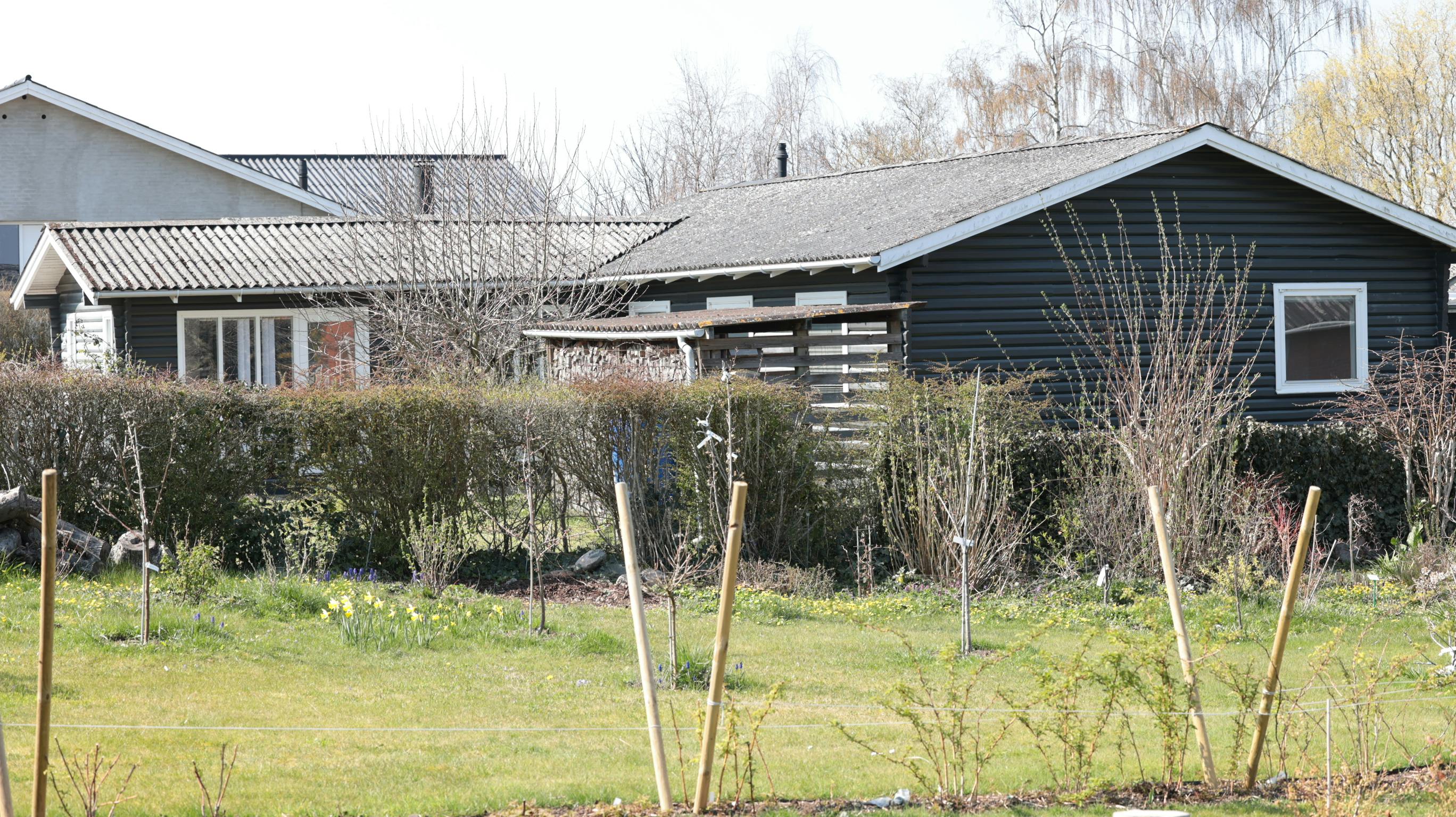 16. april sidste år blev en 13-årig pige befriet fra dette sorte parcelhus i Svenstrup ved Korsør. I disse dage sidder nu 33-årige Philip Westh tiltalt i sagen - han er blandt andet også tiltalt for at have dræbt teenageren Emilie Meng.