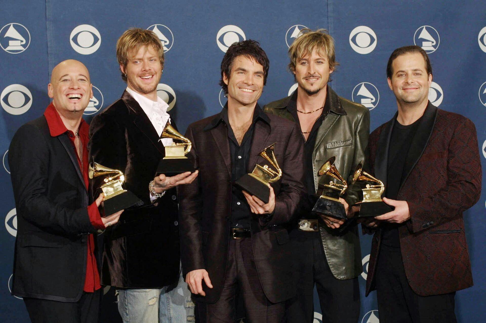 Rock group Train hold their Grammy for Best Rock Song for "Drops of Jupiter" at the 44th Annual Grammy Awards at the Staples Center in Los Angeles, 27 February 2002.  AFP PHOTO/Lee CELANO LEE CELANO / AFP