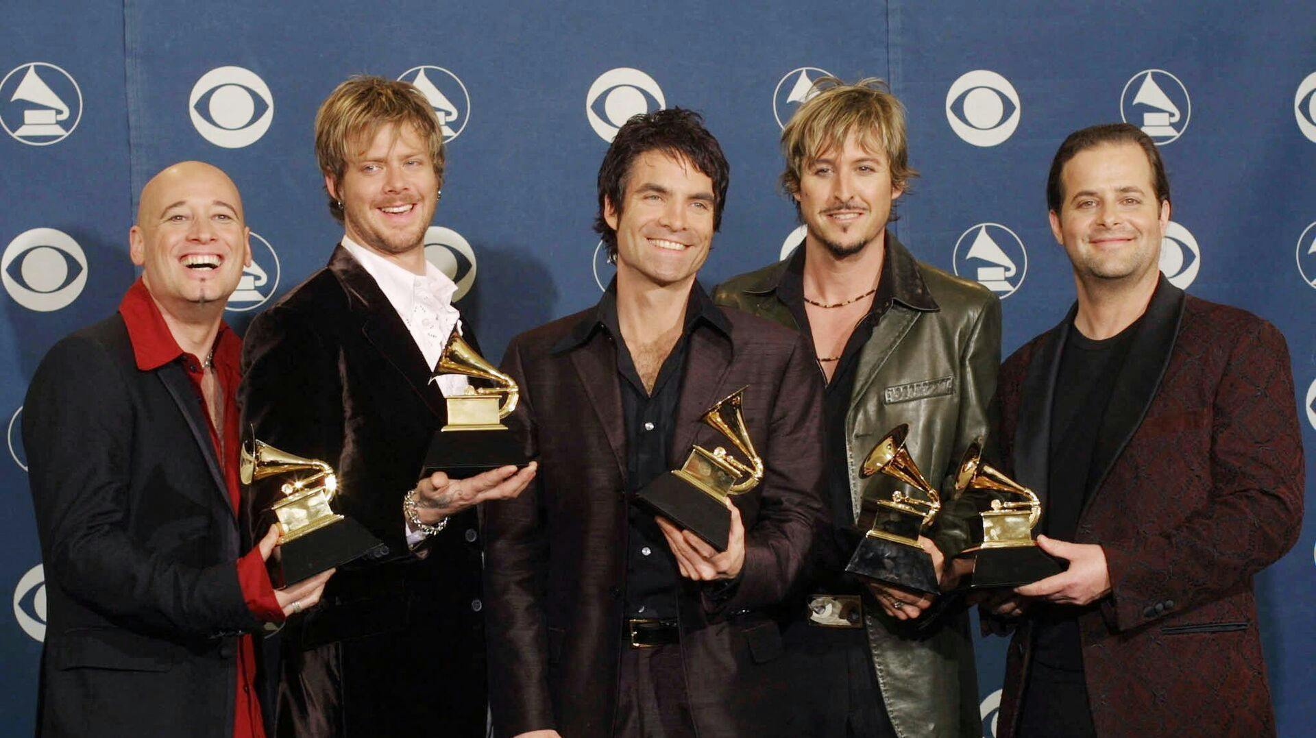 Rock group Train hold their Grammy for Best Rock Song for "Drops of Jupiter" at the 44th Annual Grammy Awards at the Staples Center in Los Angeles, 27 February 2002. AFP PHOTO/Lee CELANO LEE CELANO / AFP
