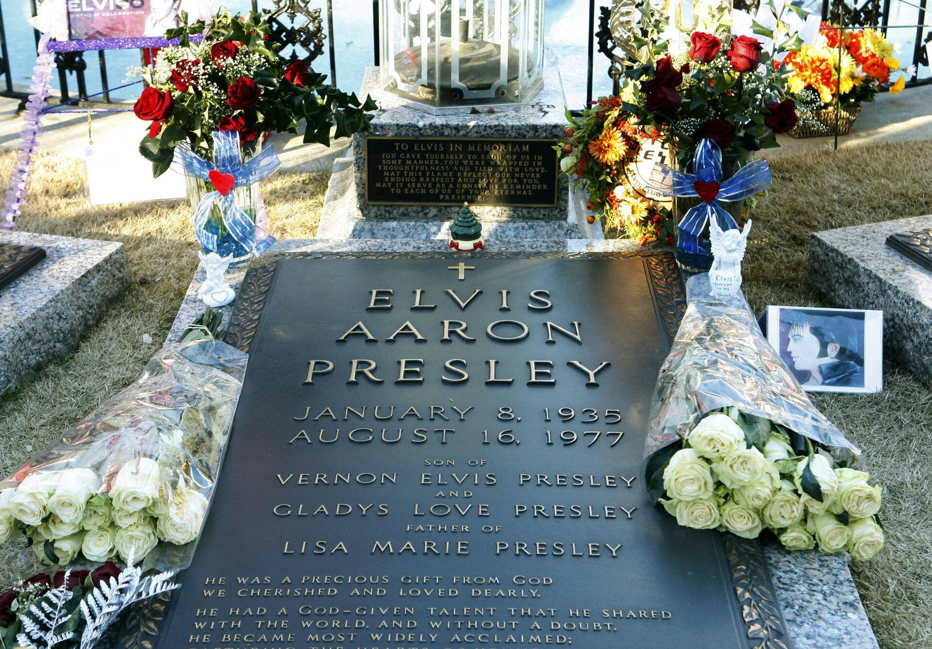 Hvis det ender med et salg af Graceland, er det store spørgsmål, om gravstedet med Elvis og hans familiemedlemmer følger med i handlen.