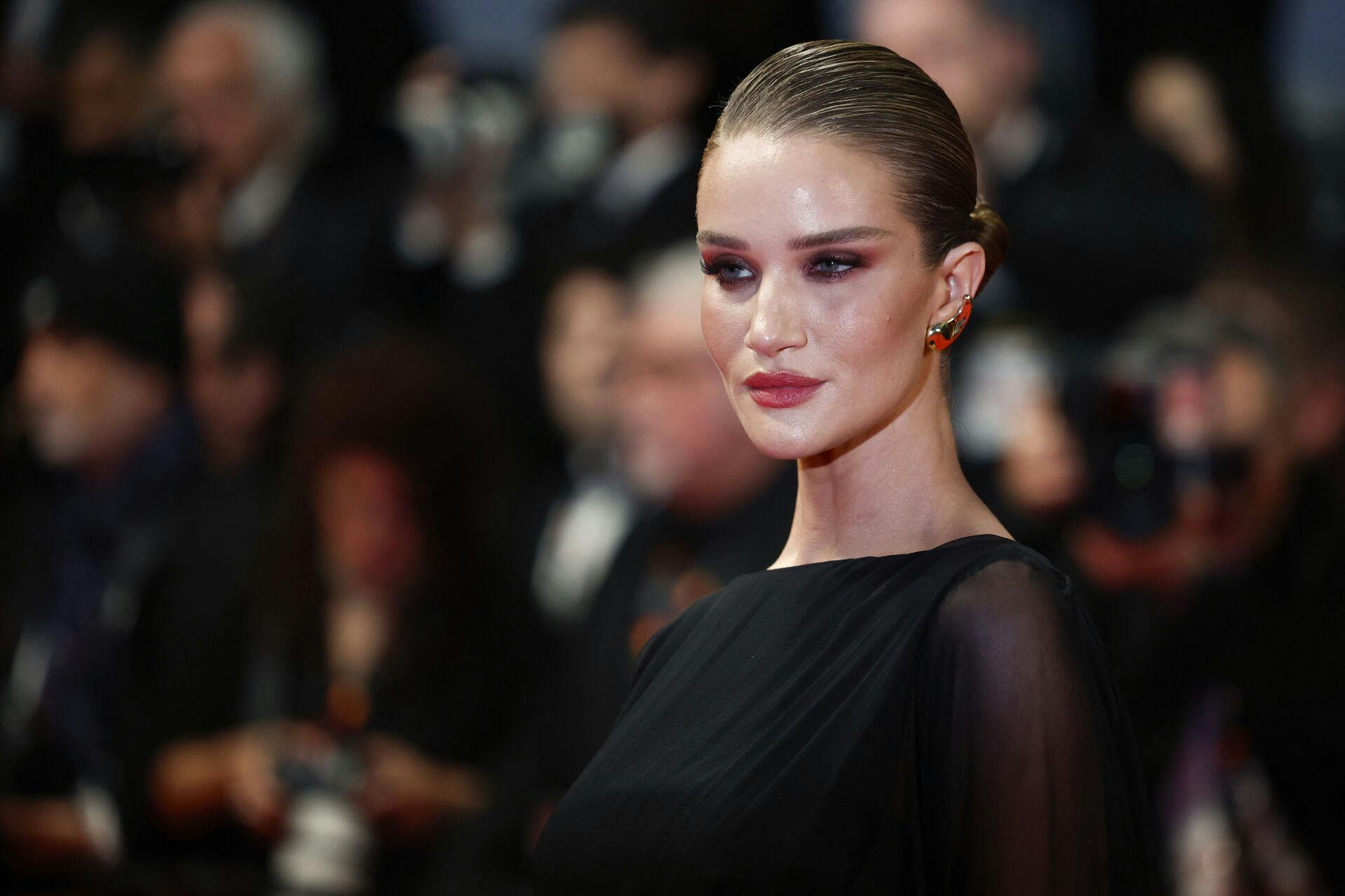 Rosie Huntington-Whiteley smider tøjet.