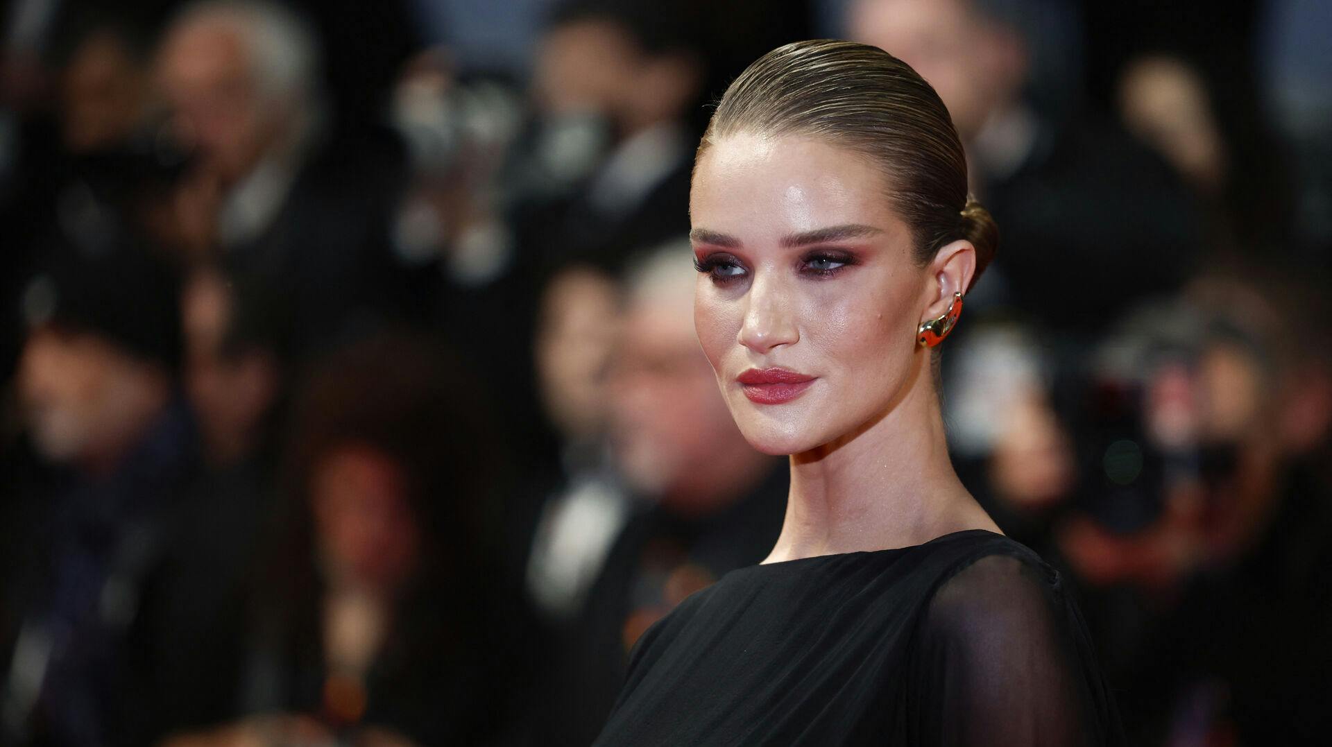 Rosie Huntington-Whiteley smider tøjet.