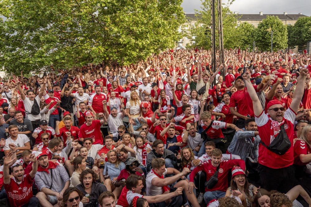 Det bliver ikke muligt for barer og pubber at vise EM i herrefodbold til sommer for mange hundrede mennesker som her på Østerbro i København i 2021. TV 2, som har købt rettighederne, har sat en maksimumgrænse på 200 personer for kommercielle arrange