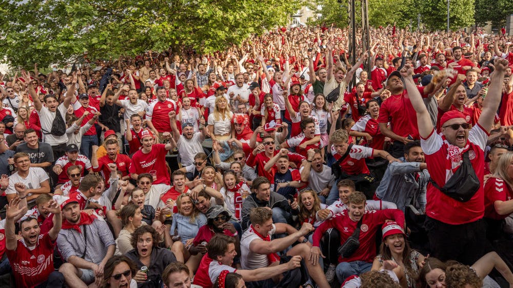 Det bliver ikke muligt for barer og pubber at vise EM i herrefodbold til sommer for mange hundrede mennesker som her på Østerbro i København i 2021. TV 2, som har købt rettighederne, har sat en maksimumgrænse på 200 personer for kommercielle arrange