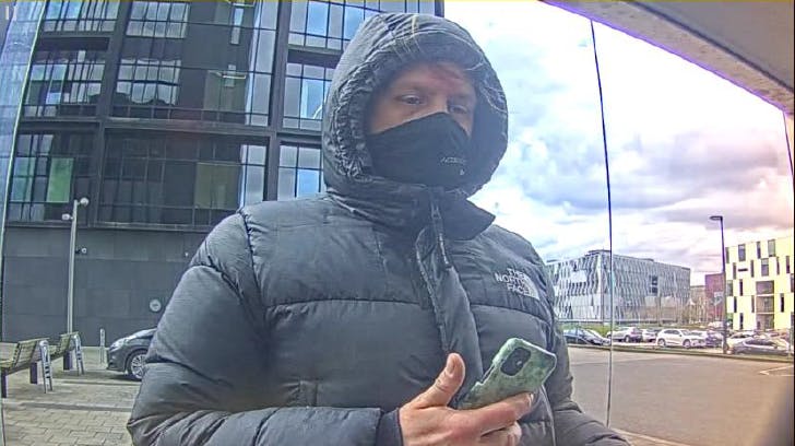 Politiet efterlyser denne mand, som de formoder stå bag svindel begået i Kolding og Vejle.