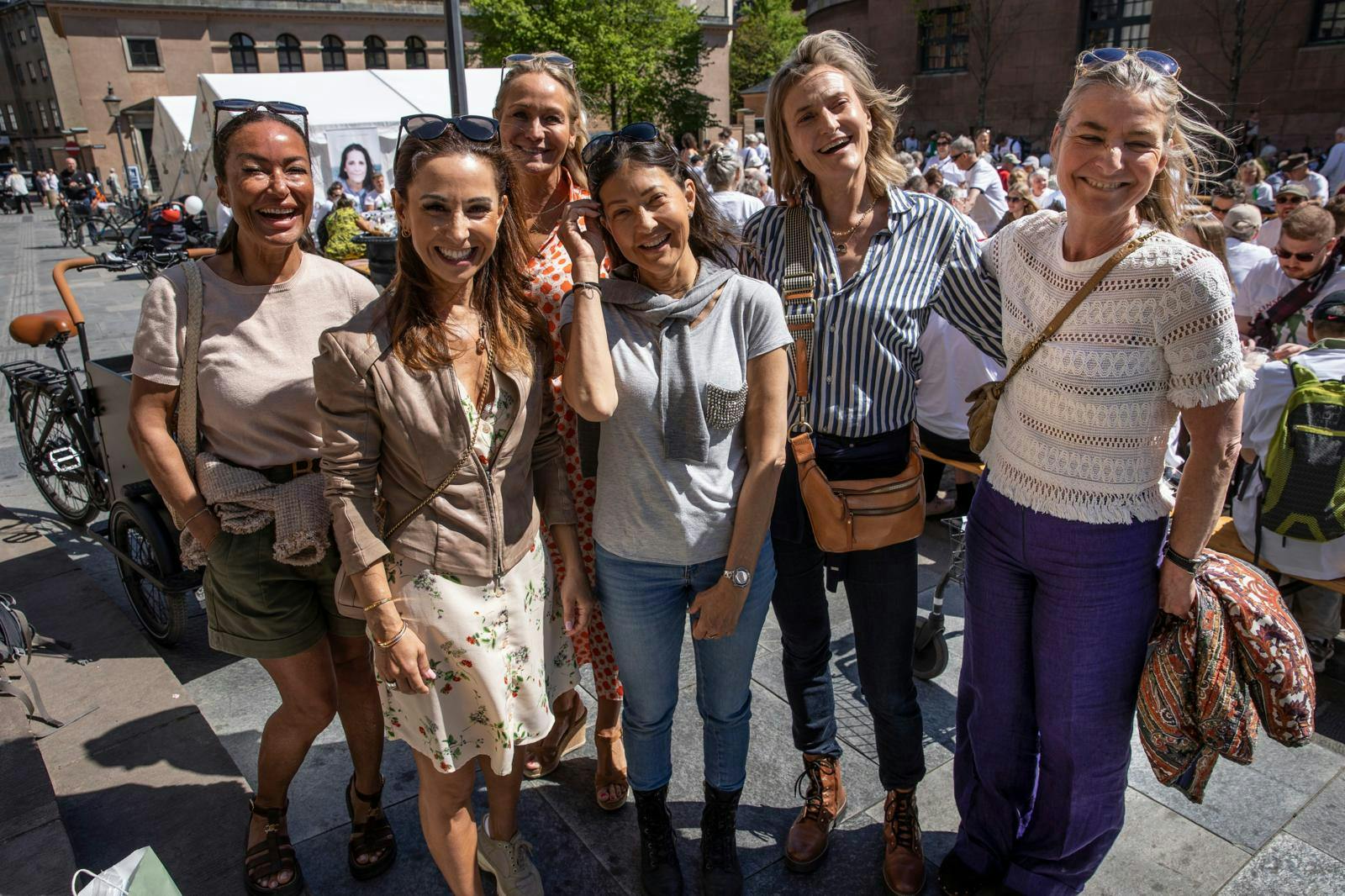 I dag er sønnerne flyttet hjemmefra, men gudskelov har Alexandra Emiliah en stor vennekreds.