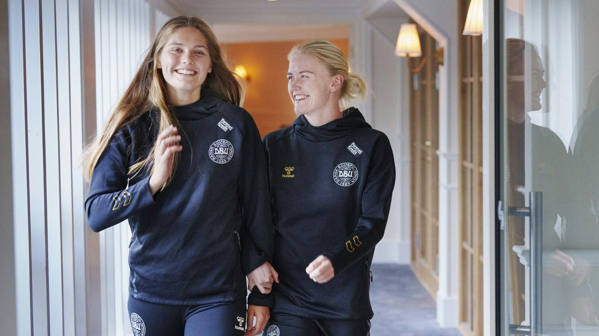 Rikke Marie Madsen (th.) er gravid, så nu skal Mille Gejl (tv.) assisteres af andre. 