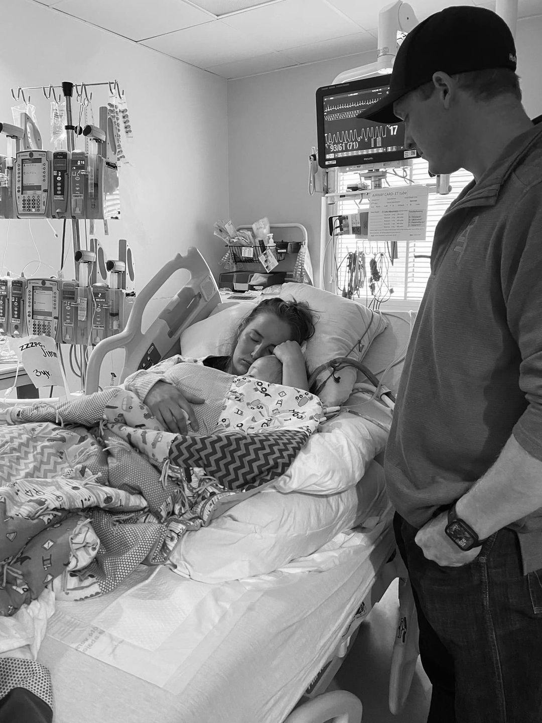 Kallie og Spencer på hospitalet, hvor de våger over deres lille søn Levi.&nbsp;