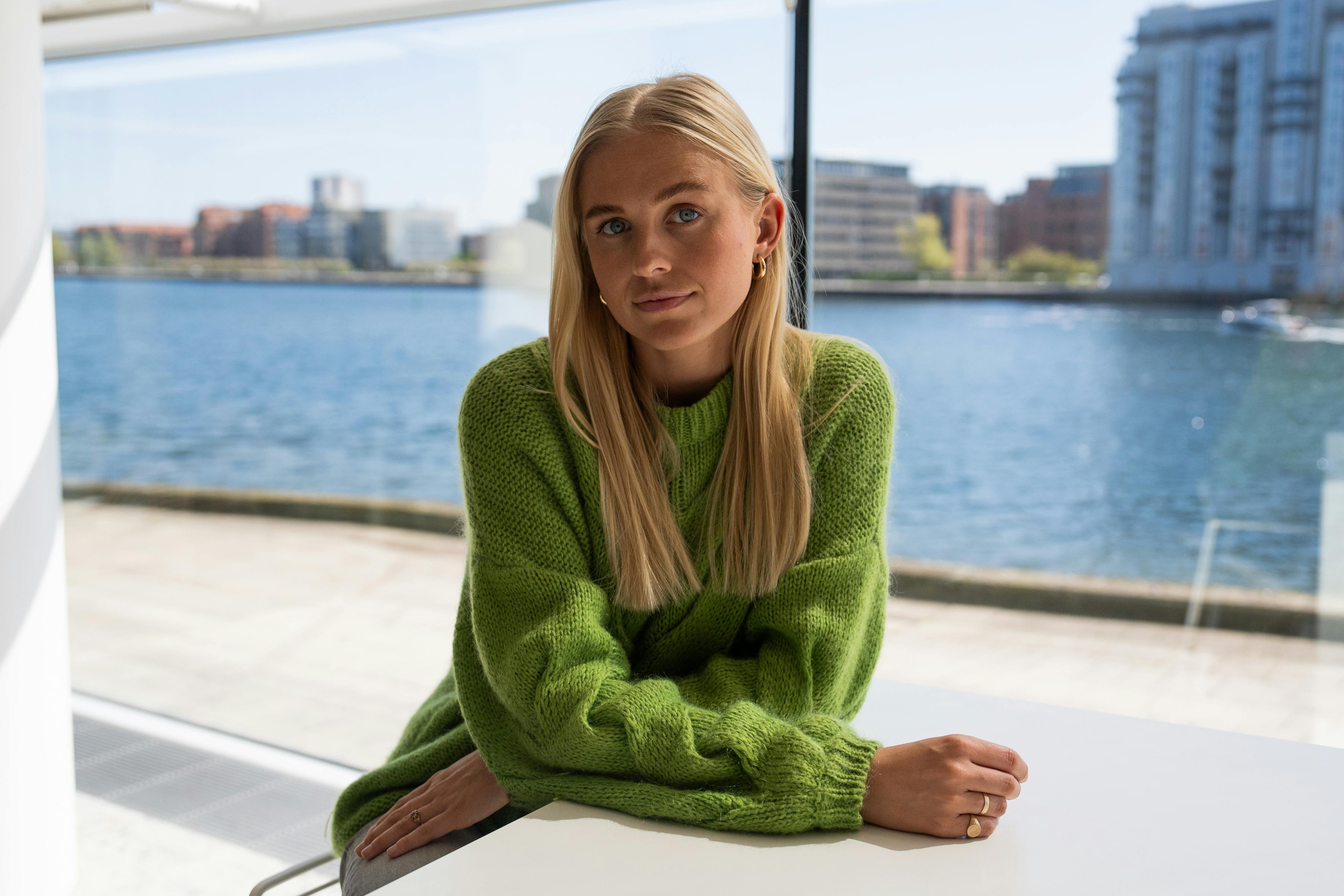Sofie Martinusen forsøger at navigere i at date en stor gruppe mænd på tv i "Bachelorette", og det er ikke altid nemt.