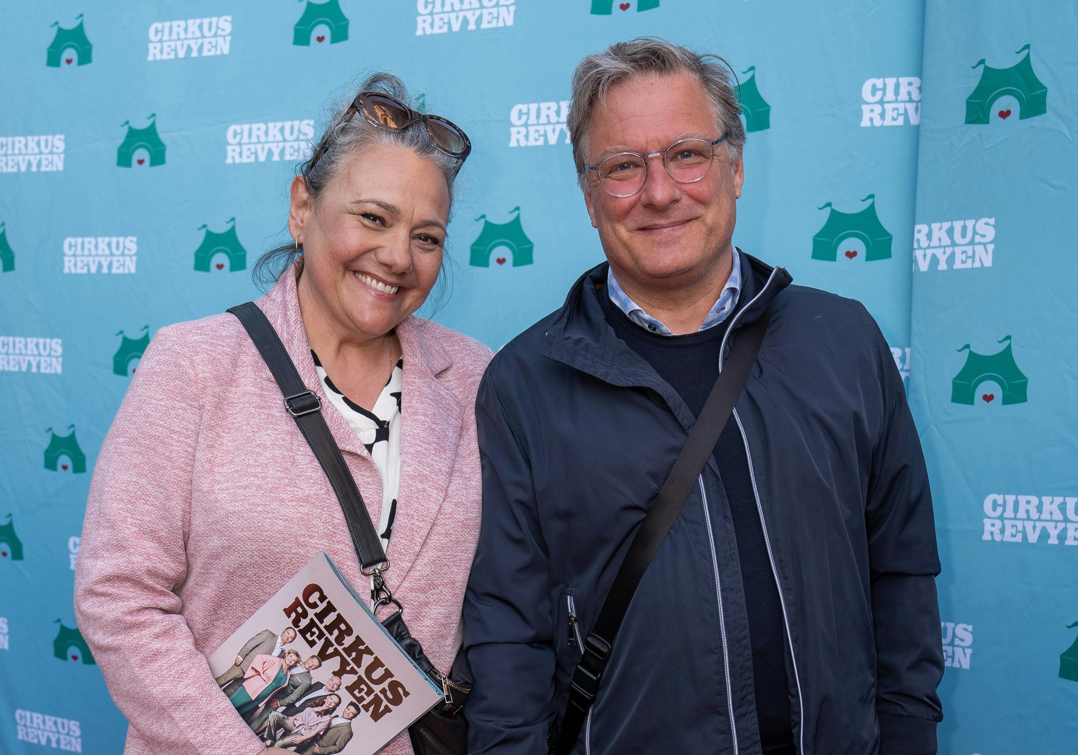 Anne Herdorf viste storsmilende sin Henrik frem til premiere på Cirkusrevyen. 