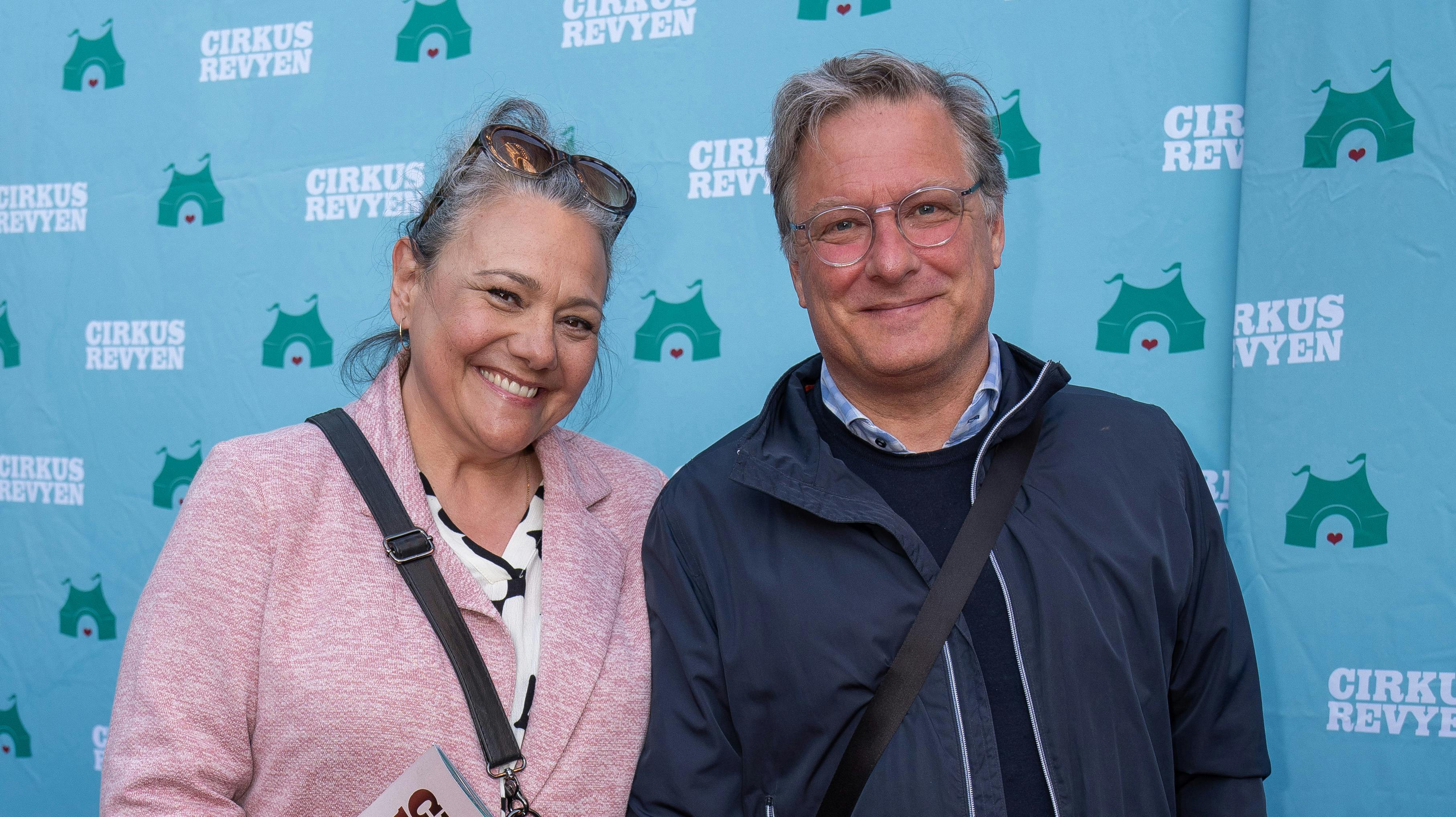 Anne Herdorf viste storsmilende sin Henrik frem til premiere på Cirkusrevyen.