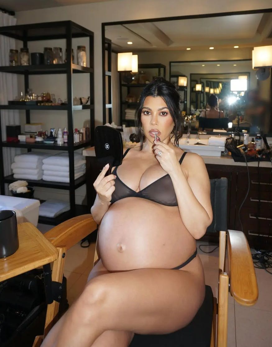 En højgravid Kourtney Kardashian.