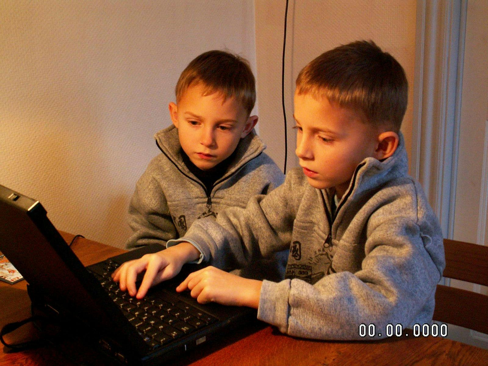 Allerede som små havde drengene øjnene på skærmen.