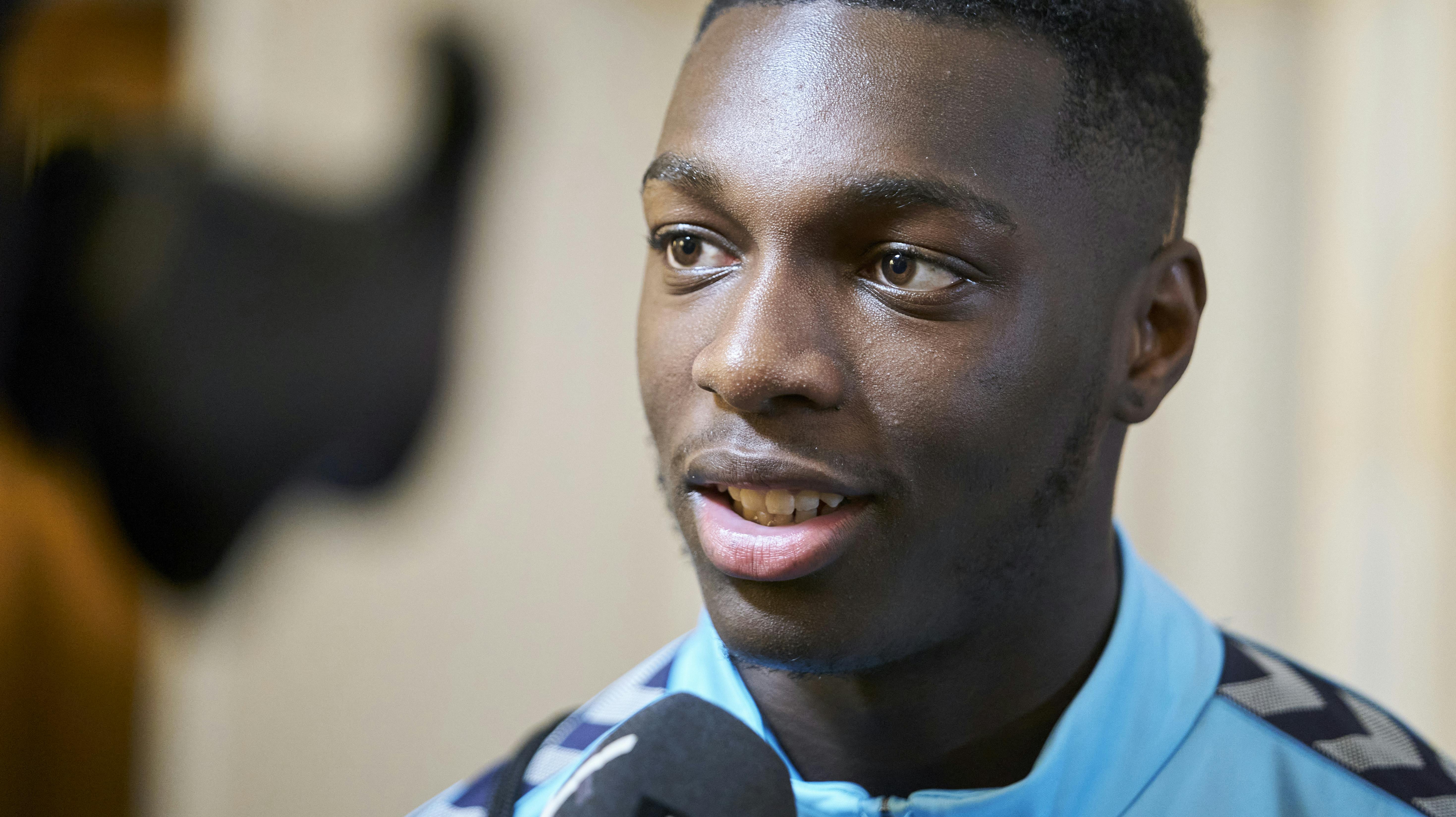 Daramy og hans forlovede Alia Hassouni skal være forældre til en pige.