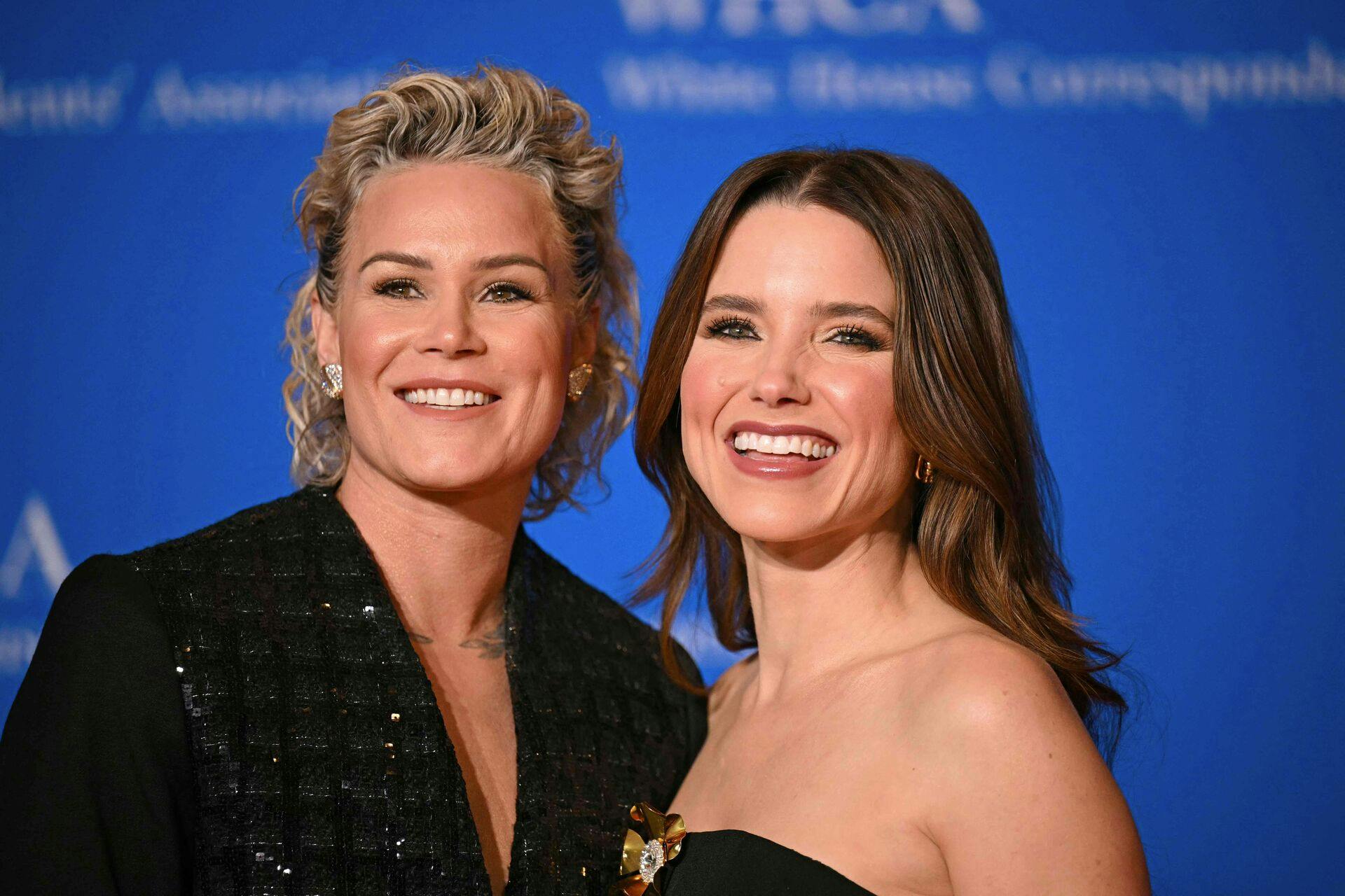 Sophia Bush (th.) danner par med den tidligere fodboldspiller Ashlyn Harris (tv.).