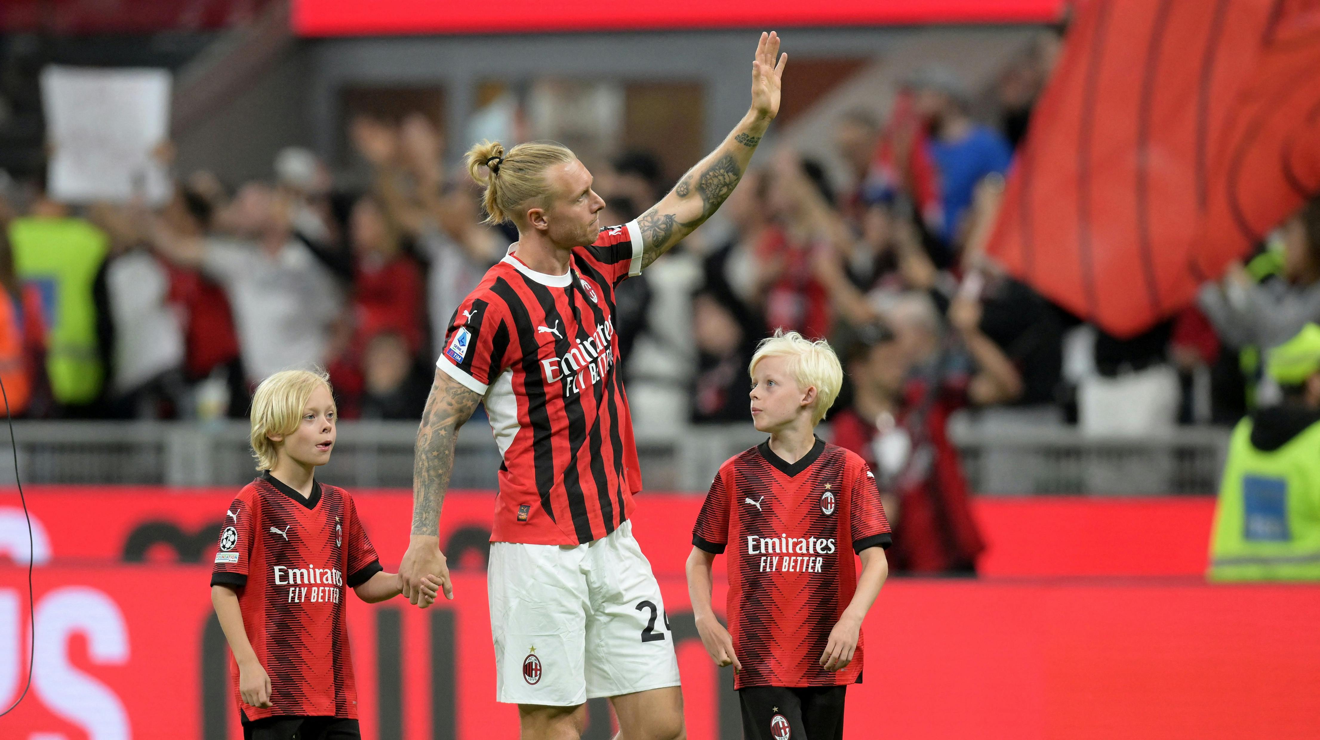 Simon Kjær havde sine to børn med til afskeden.