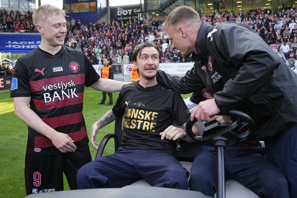 Kristoffer Olsson kom kørende ind på MCH Arena med pokalen. 