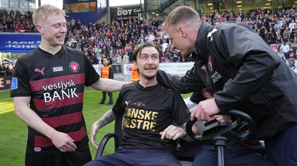 Kristoffer Olsson kom kørende ind på MCH Arena med pokalen.