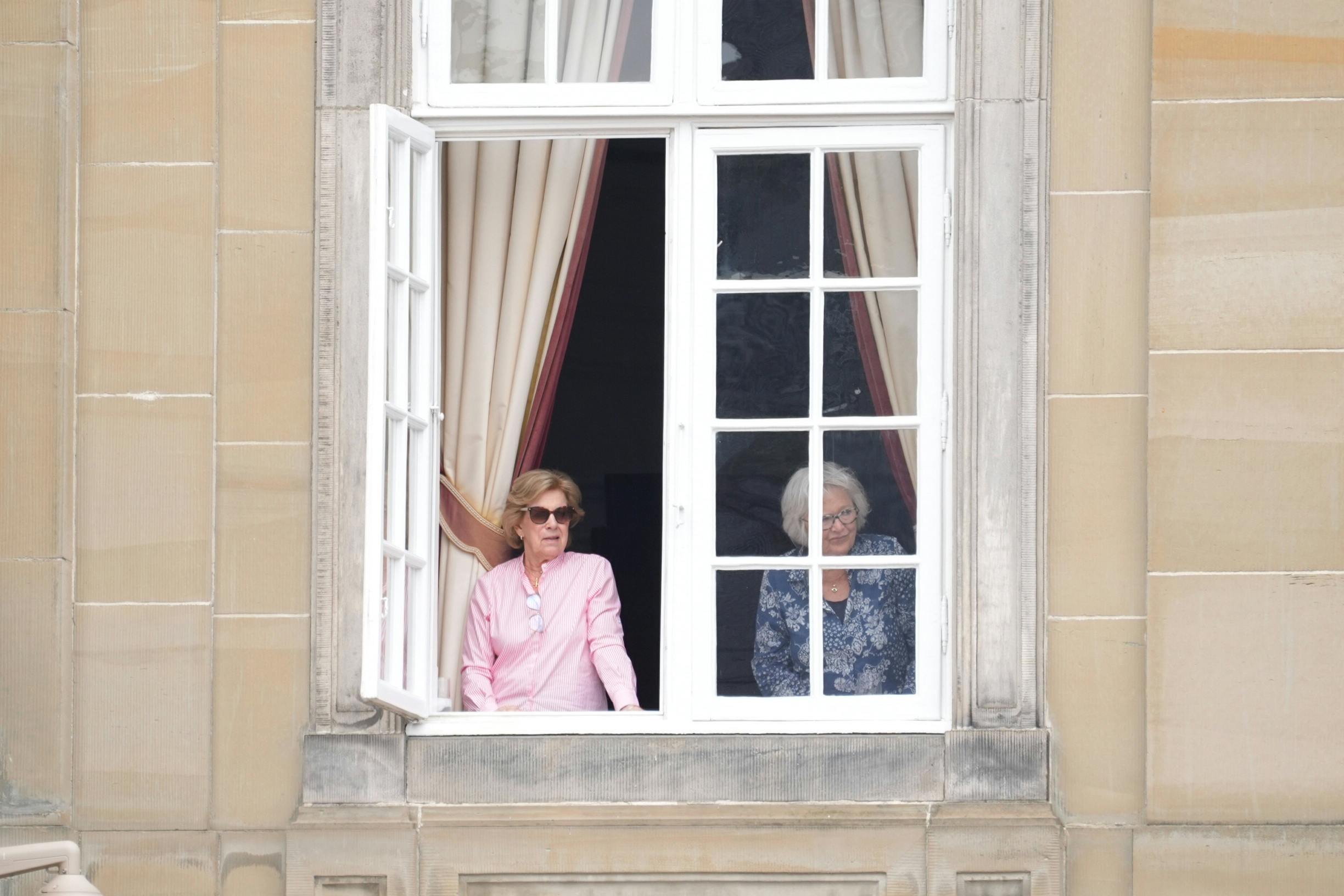 Dronning Anne-Marie fik et kig ud på slotspladsen, kort inden kongefamilien trådte ud på balkonen. 