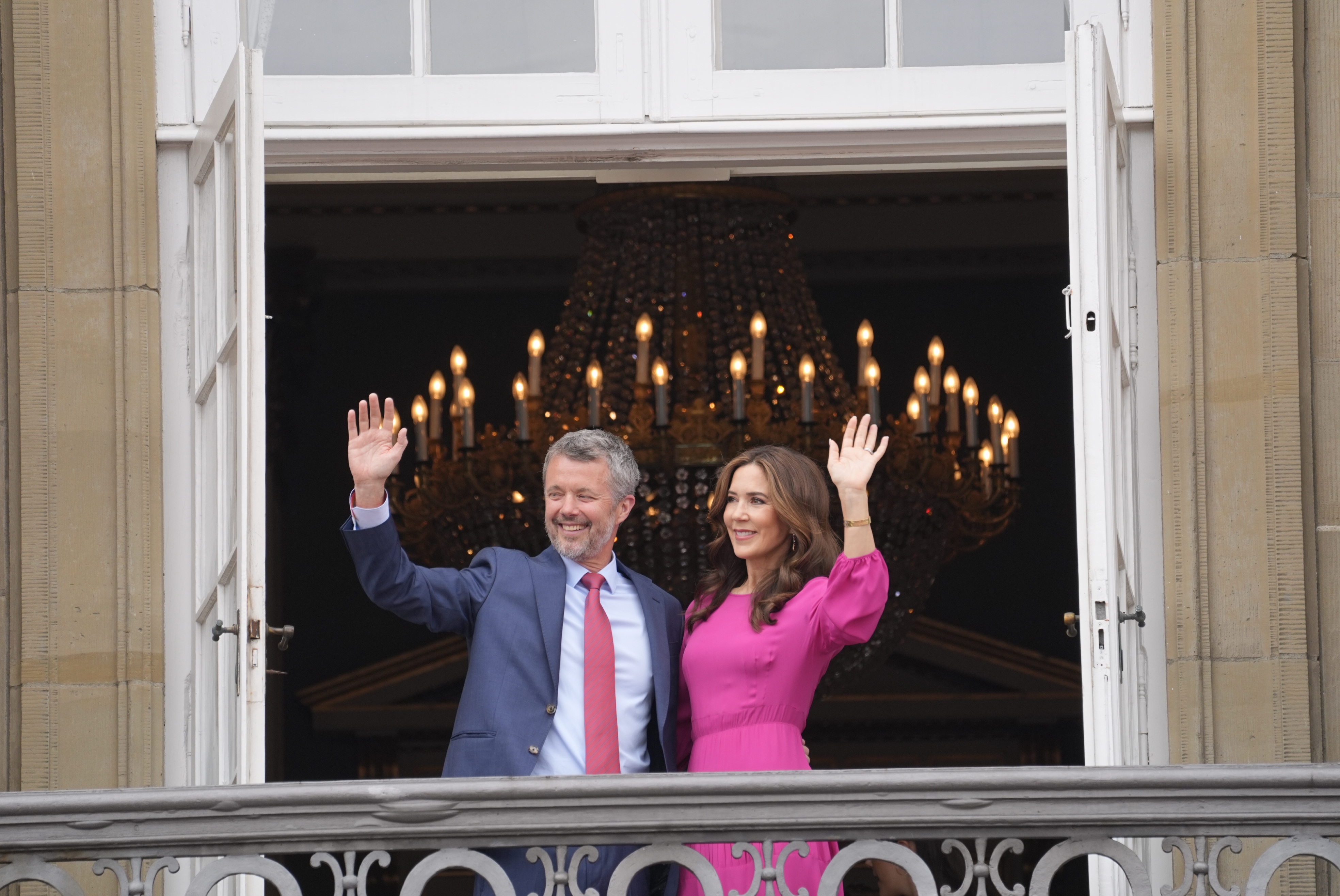 Tusindvis af fremmødte ville ønske kong Frederik tillykke med de 56 år. Det er hans første fødselsdag som regent. 