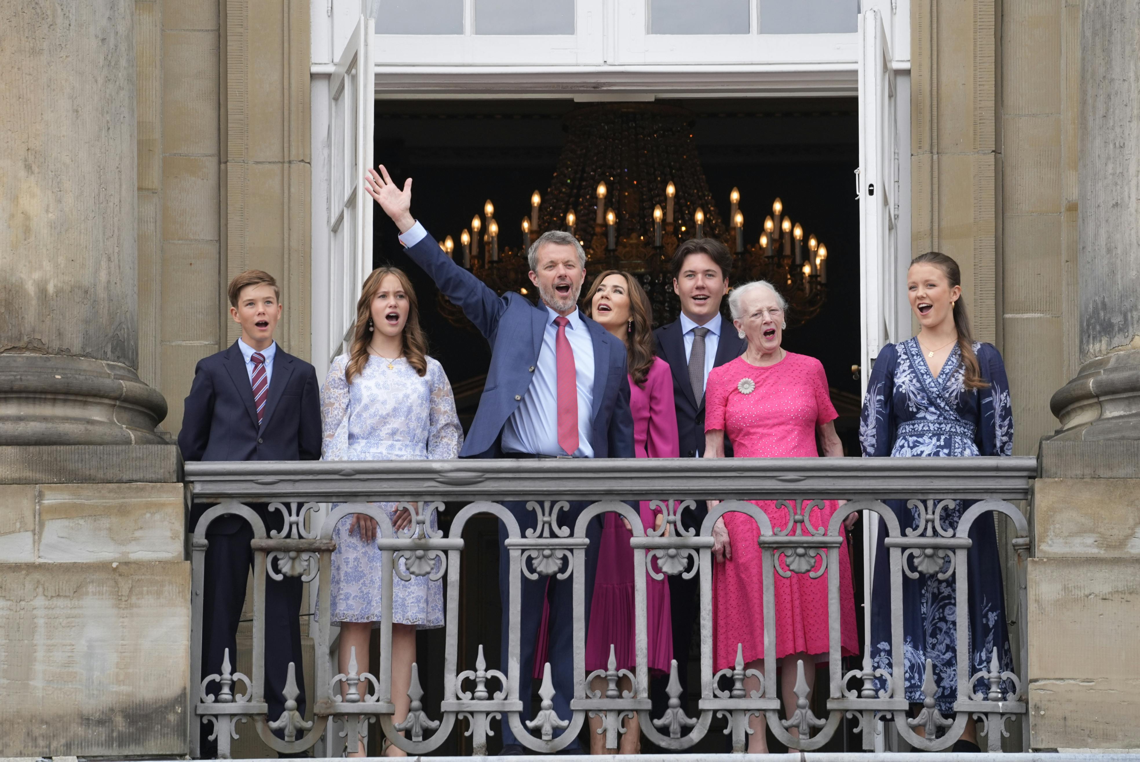 Kongefamilien er netop trådt ud på balkonen på Frederik VIII’s Palæ.