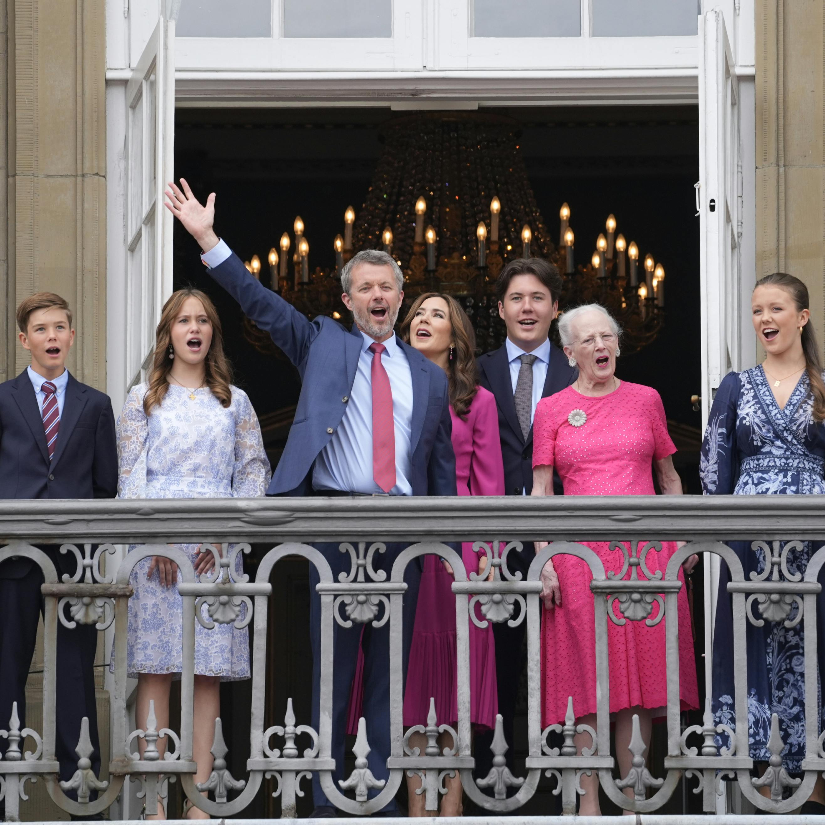 Kongefamilien er netop trådt ud på balkonen på Frederik VIII’s Palæ.