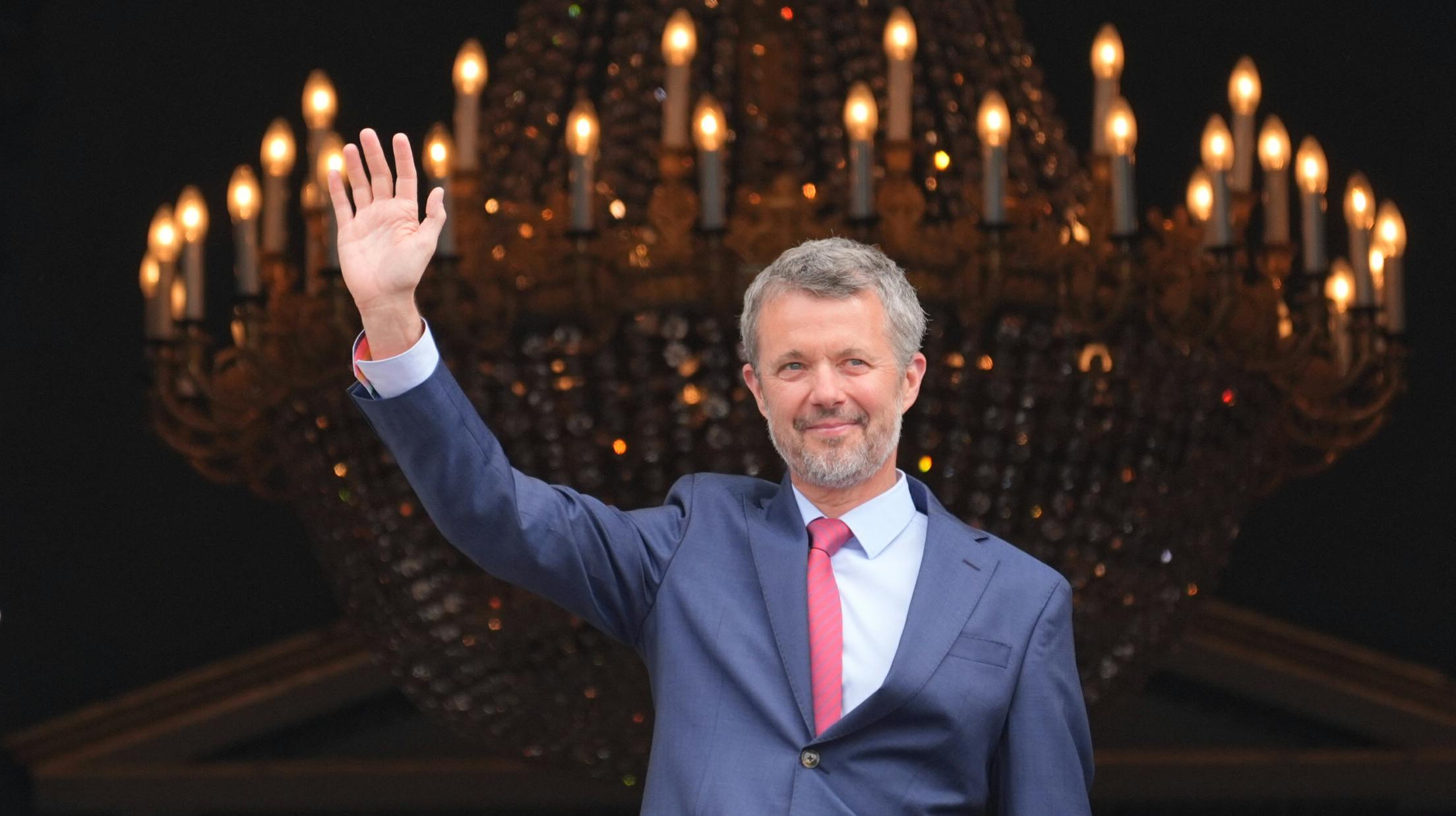 Tusindvis af fremmødte ville ønske kong Frederik tillykke med de 56 år. Det er hans første fødselsdag som regent.