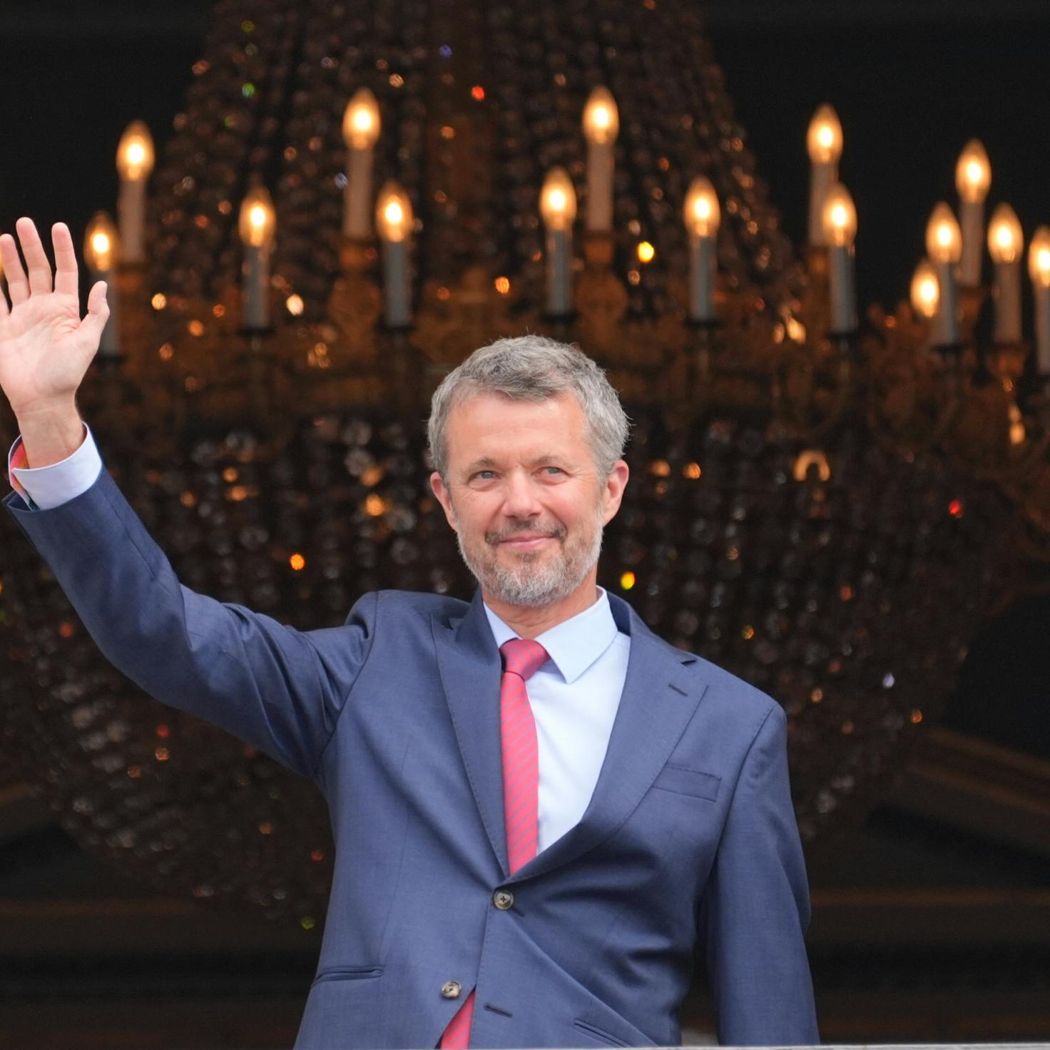 Tusindvis af fremmødte ville ønske kong Frederik tillykke med de 56 år. Det er hans første fødselsdag som regent.