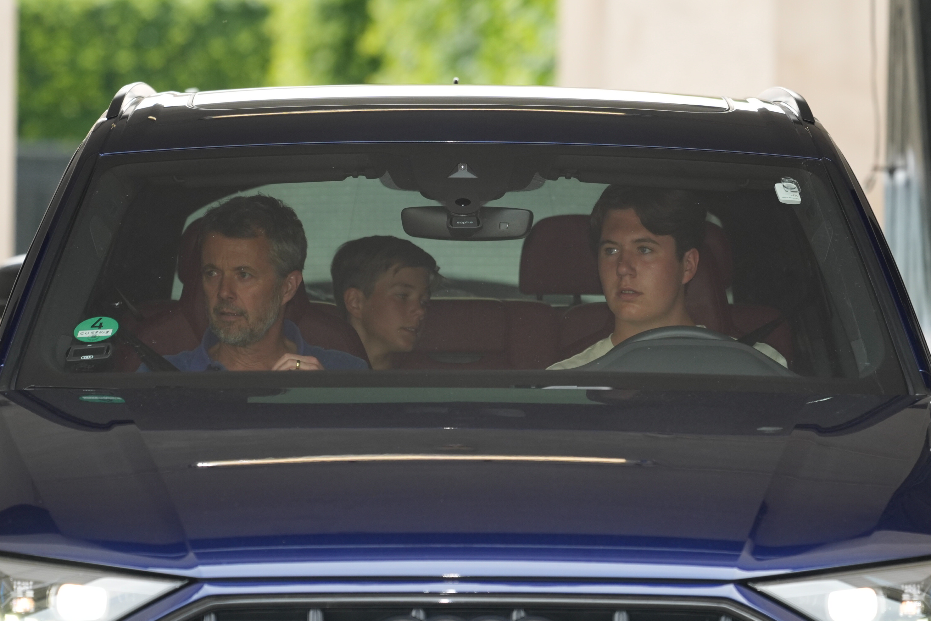 Kong Frederik har overladt rattet til sin 18-årige søn. 